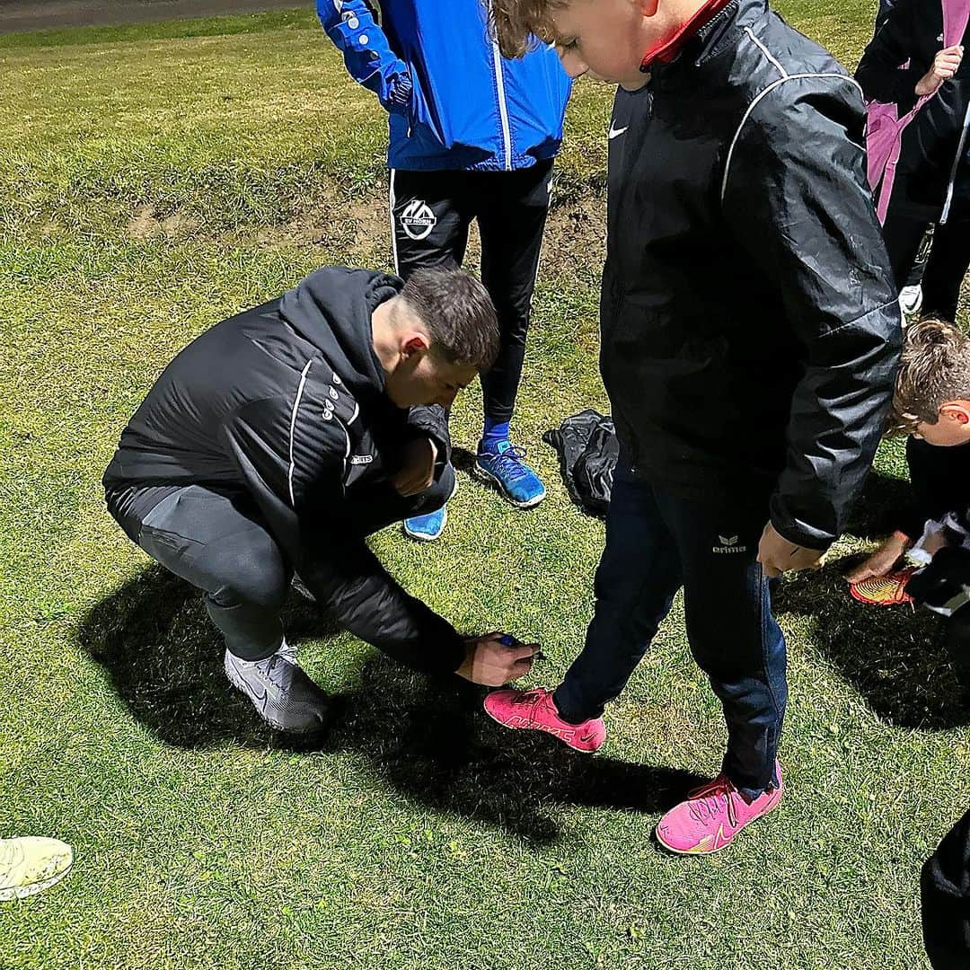 SVホルンさんのインスタグラム写真 - (SVホルンInstagram)「📍 ESV Schwarzenau  Am vergangenen Dienstag durften unsere Jungs erneut ihre Trainerkünste unter Beweis stellen und die Nachwuchskicker:innen des ESV Schwarzenau kennenlernen. Beim kommenden Heimspiel gegen Amstetten werden uns die Schwarzenauer von den Rängen unterstützen. Wir freuen uns schon auf das Wiedersehen!💪🏼  #region #trainerrolle #nachwuchs #waldviertel #spielundspaß #kennenlernen #turnier #leidenschaftfussball #svhornfamilie」11月9日 17時29分 - svhorn1922