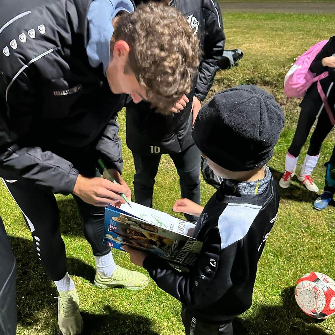 SVホルンさんのインスタグラム写真 - (SVホルンInstagram)「📍 ESV Schwarzenau  Am vergangenen Dienstag durften unsere Jungs erneut ihre Trainerkünste unter Beweis stellen und die Nachwuchskicker:innen des ESV Schwarzenau kennenlernen. Beim kommenden Heimspiel gegen Amstetten werden uns die Schwarzenauer von den Rängen unterstützen. Wir freuen uns schon auf das Wiedersehen!💪🏼  #region #trainerrolle #nachwuchs #waldviertel #spielundspaß #kennenlernen #turnier #leidenschaftfussball #svhornfamilie」11月9日 17時29分 - svhorn1922