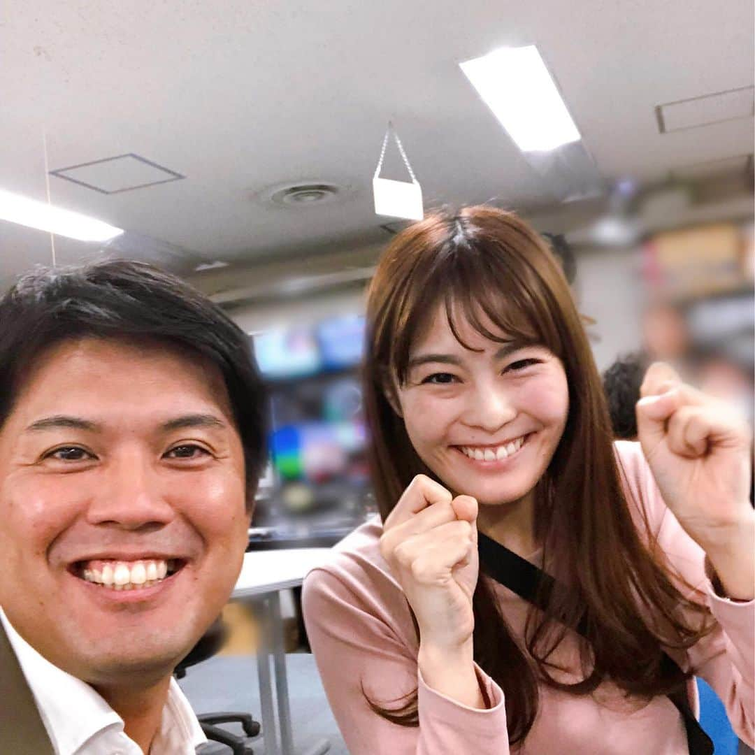 坂部友宏のインスタグラム：「関根さんはすごいと思う この5秒前までは真顔でパソコンに向かっていた😅 「写真ください！」と言って話しかけたら、「ちょっと待ってください！」と顔と髪にクシャッと触れ、この間3秒で表情を整えた  さすが！  #関根苑子 #坂部友宏  #ゆうなび #キャスター」