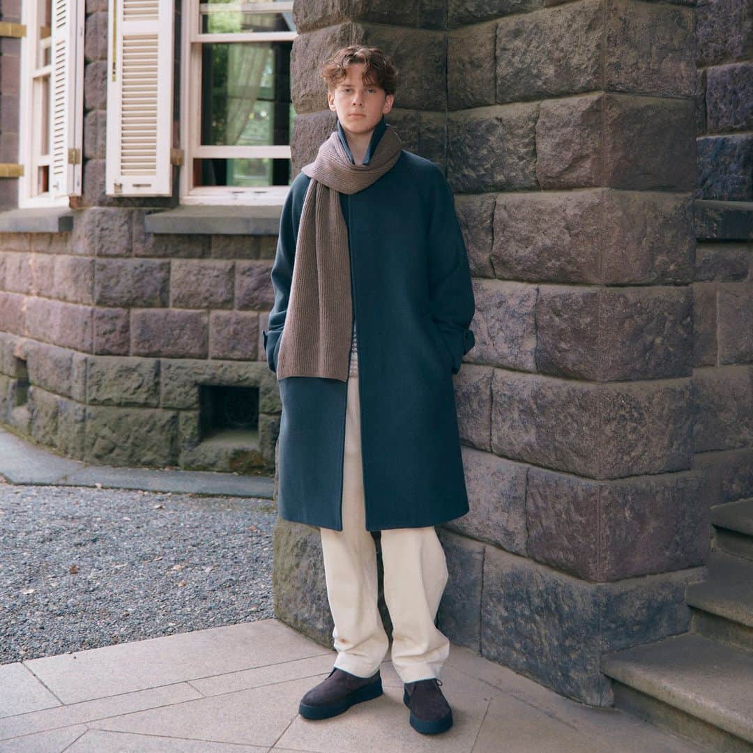 green label relaxingさんのインスタグラム写真 - (green label relaxingInstagram)「green label relaxing MEN 2023 Winter新作コレクションを公開中です。  2023年秋冬のテーマは“TRADITIONAL CLOTHING”。  80年代後半から90年代のアメリカンカルチャーと、イギリスの音楽カルチャーが融合する時代の感覚や、プレッピーとスポーツミックスの雰囲気でディレクションしています。  シーズンを通してバリエーション豊かなレイヤードスタイルを提案し、グレーやブラックの定番色はもちろん、レッドやブルーなど鮮やかなカラーもおすすめです。  無染色ウールを使用した、素材本来の風合いを楽しめるダッフルコートや、スタイリスト大山シュンさん別注のカバーオールなど、注目のアイテムも多数掲載しております。  ストーリーズハイライト 2023 Winter から詳細ご覧いただけますので、ぜひチェックしてみてください。  #greenlabelrelaxing  #グリーンレーベルリラクシング #glr23aw #メンズファッション  #2023aw #23aw #新作 #2023ルック #新作アイテム #新作コレクション #メンズコート #冬コート #カバーオール #ダウン #メンズダウンジャケット #Marmot #マーモット #マンモスダウンパーカ #メンズ冬服 #冬コーデ #メンズニット #大山シュン #アウトドアミックス #ブリティッシュ #プレッピー #スポーツミックス #トラッド」11月9日 17時30分 - ua_greenlabel
