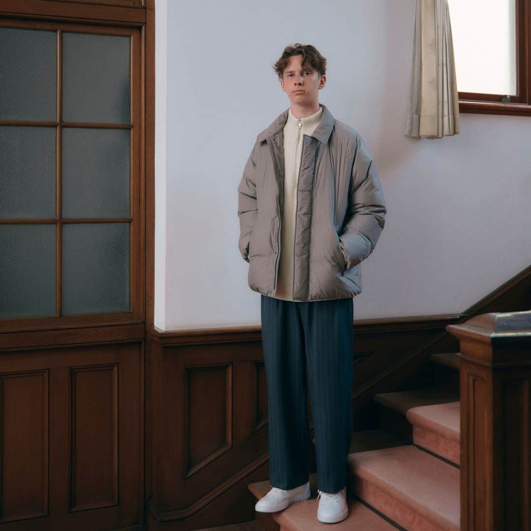 green label relaxingさんのインスタグラム写真 - (green label relaxingInstagram)「green label relaxing MEN 2023 Winter新作コレクションを公開中です。  2023年秋冬のテーマは“TRADITIONAL CLOTHING”。  80年代後半から90年代のアメリカンカルチャーと、イギリスの音楽カルチャーが融合する時代の感覚や、プレッピーとスポーツミックスの雰囲気でディレクションしています。  シーズンを通してバリエーション豊かなレイヤードスタイルを提案し、グレーやブラックの定番色はもちろん、レッドやブルーなど鮮やかなカラーもおすすめです。  無染色ウールを使用した、素材本来の風合いを楽しめるダッフルコートや、スタイリスト大山シュンさん別注のカバーオールなど、注目のアイテムも多数掲載しております。  ストーリーズハイライト 2023 Winter から詳細ご覧いただけますので、ぜひチェックしてみてください。  #greenlabelrelaxing  #グリーンレーベルリラクシング #glr23aw #メンズファッション  #2023aw #23aw #新作 #2023ルック #新作アイテム #新作コレクション #メンズコート #冬コート #カバーオール #ダウン #メンズダウンジャケット #Marmot #マーモット #マンモスダウンパーカ #メンズ冬服 #冬コーデ #メンズニット #大山シュン #アウトドアミックス #ブリティッシュ #プレッピー #スポーツミックス #トラッド」11月9日 17時30分 - ua_greenlabel