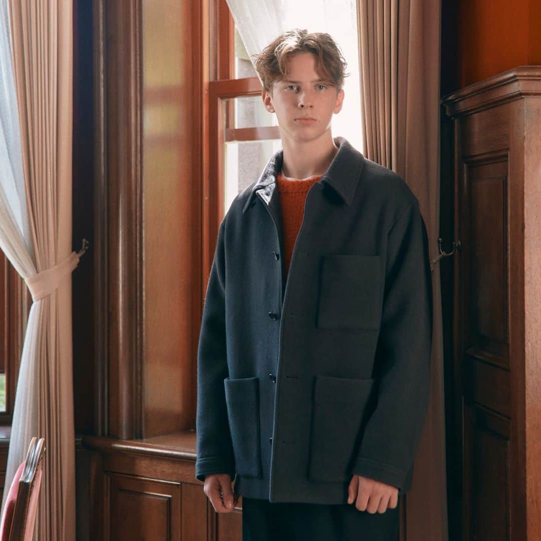 green label relaxingさんのインスタグラム写真 - (green label relaxingInstagram)「green label relaxing MEN 2023 Winter新作コレクションを公開中です。  2023年秋冬のテーマは“TRADITIONAL CLOTHING”。  80年代後半から90年代のアメリカンカルチャーと、イギリスの音楽カルチャーが融合する時代の感覚や、プレッピーとスポーツミックスの雰囲気でディレクションしています。  シーズンを通してバリエーション豊かなレイヤードスタイルを提案し、グレーやブラックの定番色はもちろん、レッドやブルーなど鮮やかなカラーもおすすめです。  無染色ウールを使用した、素材本来の風合いを楽しめるダッフルコートや、スタイリスト大山シュンさん別注のカバーオールなど、注目のアイテムも多数掲載しております。  ストーリーズハイライト 2023 Winter から詳細ご覧いただけますので、ぜひチェックしてみてください。  #greenlabelrelaxing  #グリーンレーベルリラクシング #glr23aw #メンズファッション  #2023aw #23aw #新作 #2023ルック #新作アイテム #新作コレクション #メンズコート #冬コート #カバーオール #ダウン #メンズダウンジャケット #Marmot #マーモット #マンモスダウンパーカ #メンズ冬服 #冬コーデ #メンズニット #大山シュン #アウトドアミックス #ブリティッシュ #プレッピー #スポーツミックス #トラッド」11月9日 17時30分 - ua_greenlabel