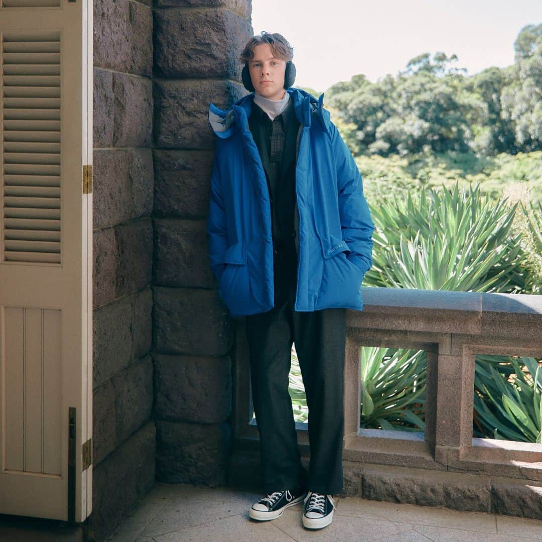 green label relaxingさんのインスタグラム写真 - (green label relaxingInstagram)「green label relaxing MEN 2023 Winter新作コレクションを公開中です。  2023年秋冬のテーマは“TRADITIONAL CLOTHING”。  80年代後半から90年代のアメリカンカルチャーと、イギリスの音楽カルチャーが融合する時代の感覚や、プレッピーとスポーツミックスの雰囲気でディレクションしています。  シーズンを通してバリエーション豊かなレイヤードスタイルを提案し、グレーやブラックの定番色はもちろん、レッドやブルーなど鮮やかなカラーもおすすめです。  無染色ウールを使用した、素材本来の風合いを楽しめるダッフルコートや、スタイリスト大山シュンさん別注のカバーオールなど、注目のアイテムも多数掲載しております。  ストーリーズハイライト 2023 Winter から詳細ご覧いただけますので、ぜひチェックしてみてください。  #greenlabelrelaxing  #グリーンレーベルリラクシング #glr23aw #メンズファッション  #2023aw #23aw #新作 #2023ルック #新作アイテム #新作コレクション #メンズコート #冬コート #カバーオール #ダウン #メンズダウンジャケット #Marmot #マーモット #マンモスダウンパーカ #メンズ冬服 #冬コーデ #メンズニット #大山シュン #アウトドアミックス #ブリティッシュ #プレッピー #スポーツミックス #トラッド」11月9日 17時30分 - ua_greenlabel