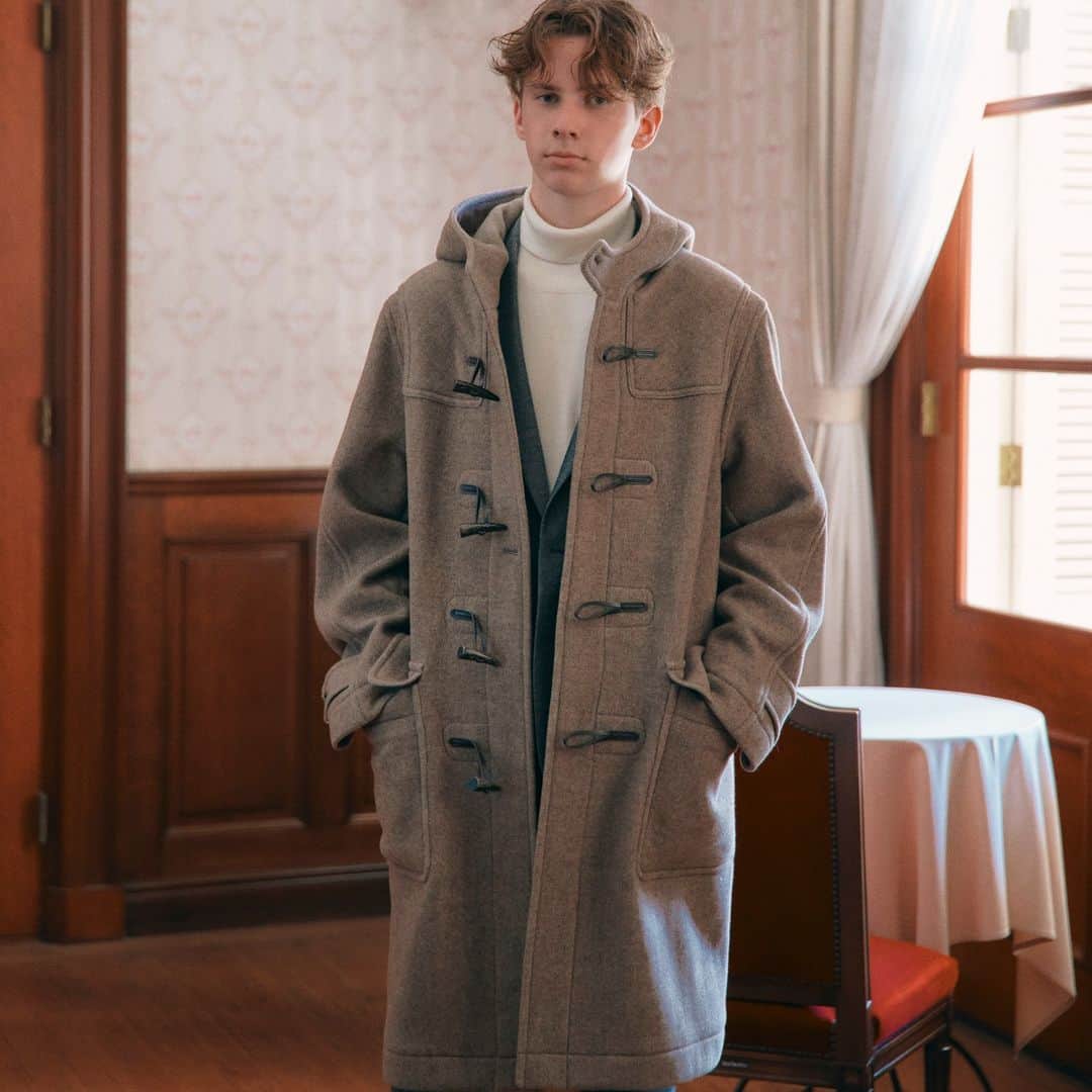 green label relaxingさんのインスタグラム写真 - (green label relaxingInstagram)「green label relaxing MEN 2023 Winter新作コレクションを公開中です。  2023年秋冬のテーマは“TRADITIONAL CLOTHING”。  80年代後半から90年代のアメリカンカルチャーと、イギリスの音楽カルチャーが融合する時代の感覚や、プレッピーとスポーツミックスの雰囲気でディレクションしています。  シーズンを通してバリエーション豊かなレイヤードスタイルを提案し、グレーやブラックの定番色はもちろん、レッドやブルーなど鮮やかなカラーもおすすめです。  無染色ウールを使用した、素材本来の風合いを楽しめるダッフルコートや、スタイリスト大山シュンさん別注のカバーオールなど、注目のアイテムも多数掲載しております。  ストーリーズハイライト 2023 Winter から詳細ご覧いただけますので、ぜひチェックしてみてください。  #greenlabelrelaxing  #グリーンレーベルリラクシング #glr23aw #メンズファッション  #2023aw #23aw #新作 #2023ルック #新作アイテム #新作コレクション #メンズコート #冬コート #カバーオール #ダウン #メンズダウンジャケット #Marmot #マーモット #マンモスダウンパーカ #メンズ冬服 #冬コーデ #メンズニット #大山シュン #アウトドアミックス #ブリティッシュ #プレッピー #スポーツミックス #トラッド」11月9日 17時30分 - ua_greenlabel