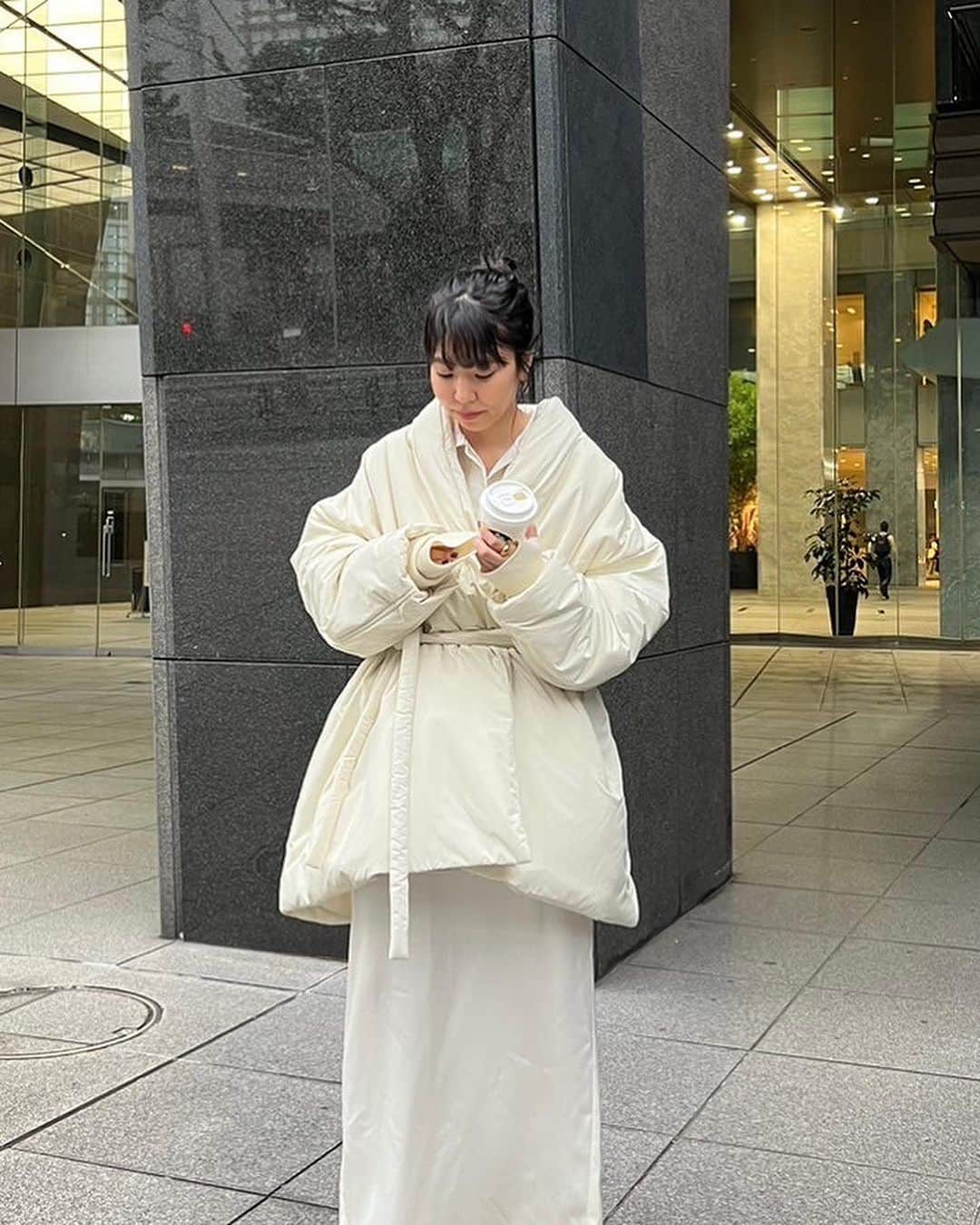 ETRÉ TOKYO ストアのインスタグラム：「@etretokyo  【11/9 New Arrival】  ㅤㅤㅤ ㅤㅤㅤ #ETREエンべロップパディングコート WHITE / CHARCOAL S.M size ¥44,000(tax in) ㅤㅤㅤ ㅤㅤ ㅤㅤㅤ新宿スタッフ @etretokyo_maki 161cm WHITE / M着用  @etretokyo_sae 168cm WHITE / M着用  ㅤㅤㅤ  ㅤㅤㅤ┈┈┈┈┈┈┈┈┈┈┈┈┈┈┈┈┈┈┈ ㅤㅤㅤ ㅤㅤ  【INFORMATION】 ⁡ㅤㅤㅤ ⁡ ※11/9(木)発売のアイテムは、11/10(金)12:00よりお在庫のある場合、ルミネカード会員様限定で店舗通販のご利用が可能です。  ⁡ ※お電話がつながりにくい可能性がございます。 ⁡ ※また混雑時には入場制限及び 試着点数の制限を設けさせて頂きます。 予めご了承ください。 ⁡ ⁡ ご理解、ご協力を賜りますよう 心よりお願い申し上げます。   ㅤㅤㅤ 【LUMINE SHINJUKU STORE】 ETRÉ TOKYO ルミネ新宿2店 TEL：03-5989-0979  ー営業時間ー (平日、土日祝)11:00-21:00 ⁡  #etretokyo#etre#fashion#etretokyoshinjuku #etre#2023etre#etretokyo_staff_ootd#2023aw #大人ファッションコーデ #シンプルスタイル  #オトナカジュアルコーデ #パディングコート #オールホワイトコーデ #モノトーンコーディネート」