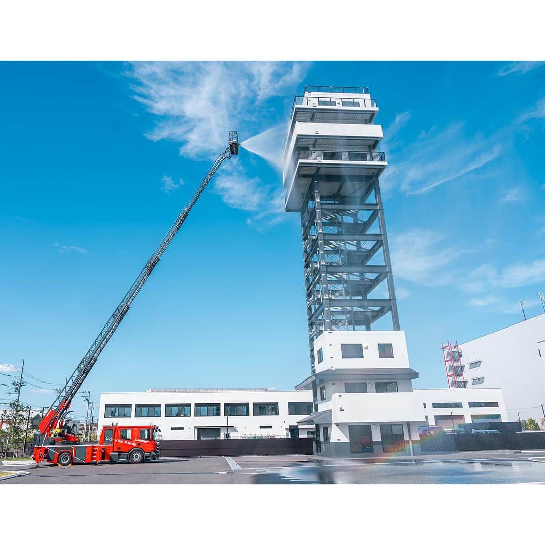 モリタのインスタグラム：「大阪府八尾市に開設したモリタATIセンター。 高さ33mの訓練棟では、はしご車等による多様な消火・救助戦術の立案・実証、新製品の開発ならびに操作訓練が可能です。  #消防車 #モリタ #firetruck #morita」