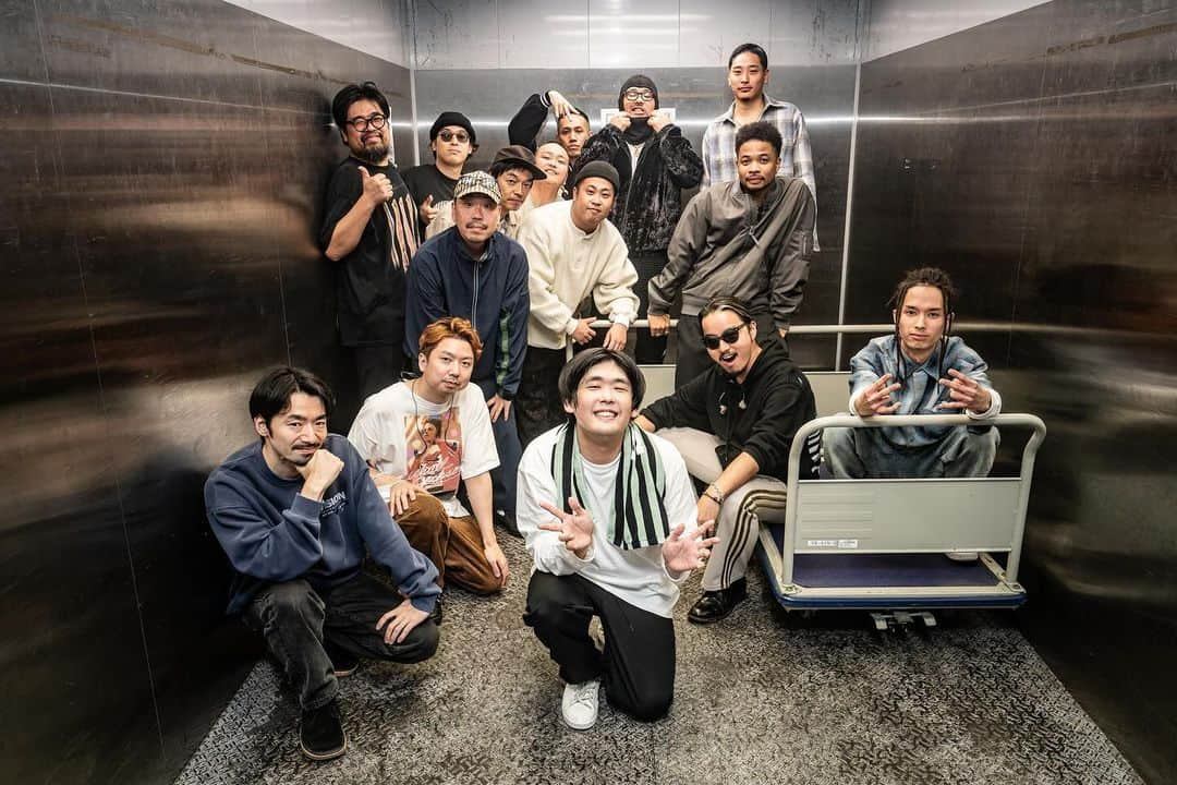 STUTSさんのインスタグラム写真 - (STUTSInstagram)「昨日はSTUTS "90 Degrees" Tour 2023大阪公演@なんばHatch、ありがとうございました！！ 本当に最高な時間でした。 ツアー2日目で演奏やセトリも少し変えたりして、とても楽しくライブできました。  名古屋と同じく、JJJ、Kaneee君、Campanellaさん、C.O.S.A.さん、Yo-Sea君に、そして今回の大阪ではDaichi Yamamoto君とKzyboost君にゲスト出演していただけました。 最後のフリースタイルの時にはWELL-DONEくんも急遽参加してもらえました。 遊びに来てくれてるの知らなかったのですが、入ってきてもらえて嬉しかったです。  大阪でこんなに多くの方にお越しいただけると思ってなかったですし、お客さんも本当にあたたかくてとても感慨深かったです。 また大阪でワンマンライブできるよう頑張ります。  名古屋大阪2日間、本当に最高の時間でした。 来週11/15の東京公演もとても楽しみです。 お越しいただいた皆様、ありがとうございました！！！  Band Member 岩見継吾[Ba] 仰木亮彦[Gt] TAIHEI[Key] 高橋佑成[Key] 吉良創太[Dr] 武嶋聡[Sax, Flute]  Guest JJJ Kaneee C.O.S.A. Yo-Sea Campanella Daichi Yamamoto Kzyboost」11月9日 17時40分 - stuts_atik