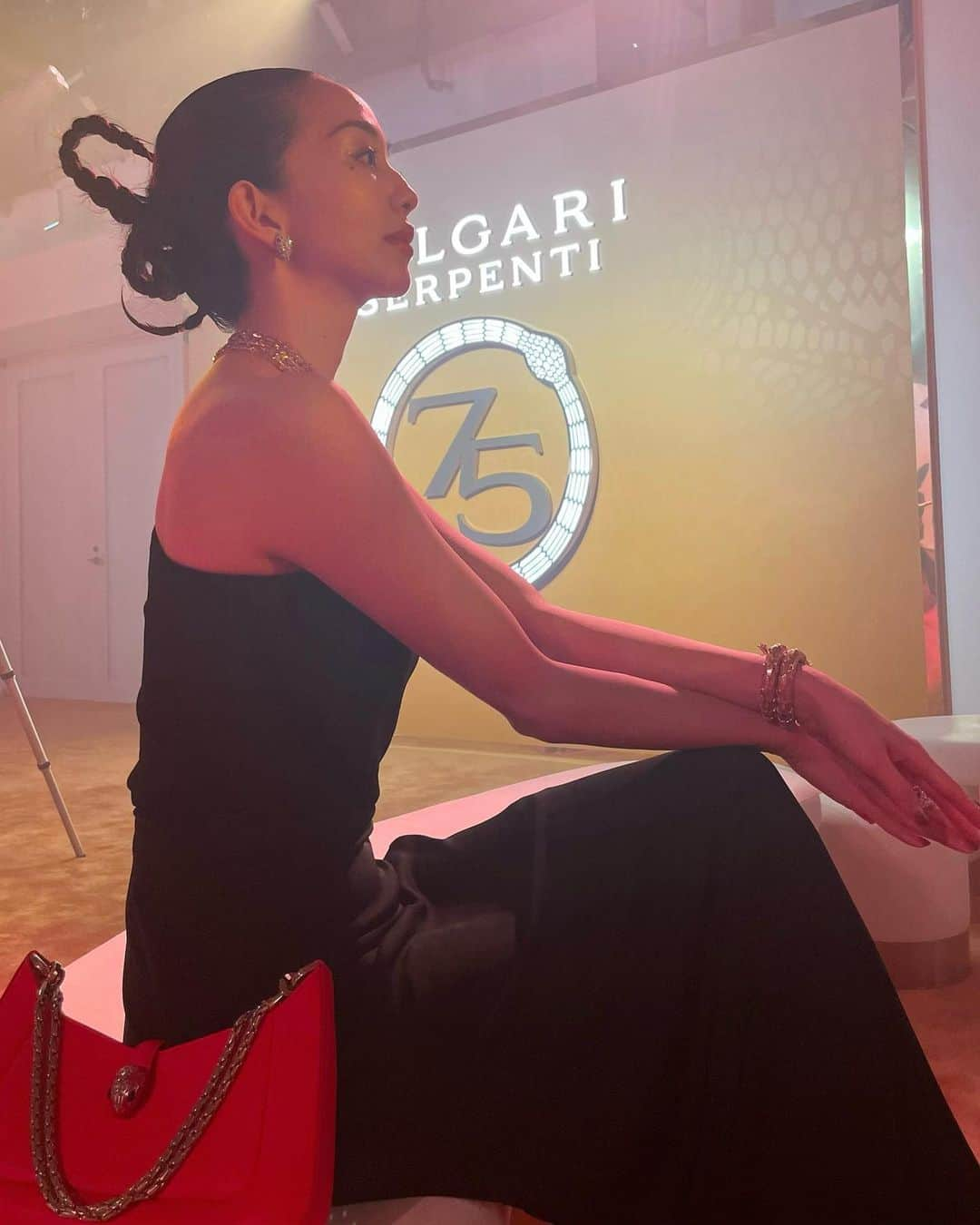 松島花さんのインスタグラム写真 - (松島花Instagram)「: @bulgari Serpenti 75th Anniversary💫 昨夜は、ブルガリのアイコンである「セルペンティ」 75周年を記念したパーティーへ伺いました🐍 CEOのジャン-クリストフ・ババン氏にも 久しぶりにお会いすることができ嬉しかったです🫶🏻 : 時を超えて紡がれる無限のストーリー展には ハイジュエリーやアーカイブピース、アート作品が 展示されていて、とても見応えがありました✨ ブルガリカフェでも素敵な時間が過ごせます✨ 表参道で11月9日から26日まで開催なので、 皆さんも是非お出かけください😌🌟 : #Bulgari  #BulgariJewelry  #Serpenti #Serpenti75 #PR」11月9日 17時32分 - hana_matsushima_official