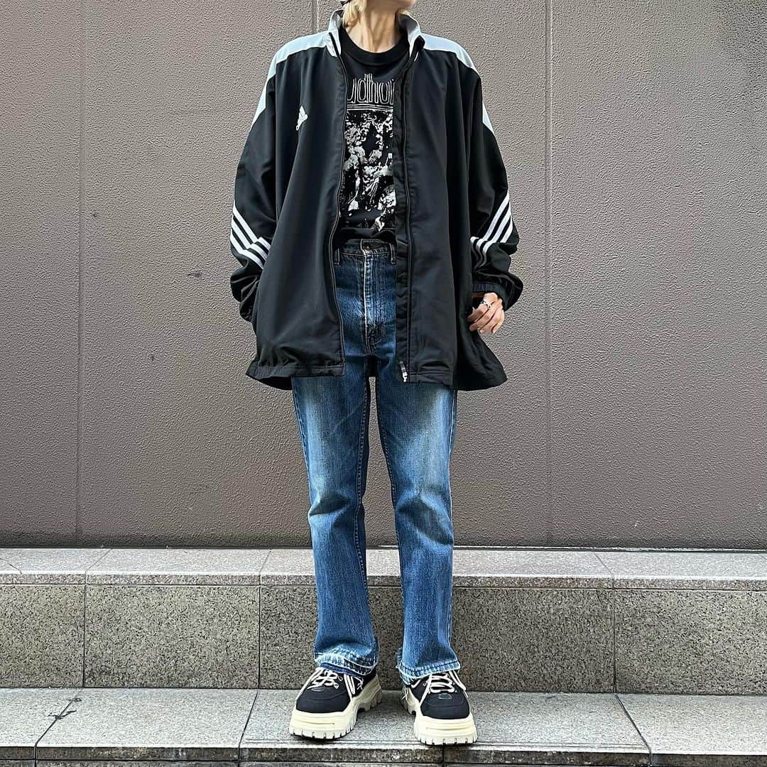 のインスタグラム：「adidas design track JKT 7000y+tax(7700)  1980's～ MUDHONEY 40000y+tax(44000)  LEVI'S 557 flare denim pants 6800y+tax(7480)  WEB SHOPに入荷しております。 是非ご覧ください。 jammru.com  #jammru#adidas#levis#levis557 #大阪古着屋#心斎橋古着屋#usedmix #vintagetshirt #vintagetee #vintagebandtee #osaka  #fashion  #streetstyle  #streetfashion  #vtg  #vintage  #used  #usedclothing  #古着 #古着屋 #ファッション #70s #80s #90s」