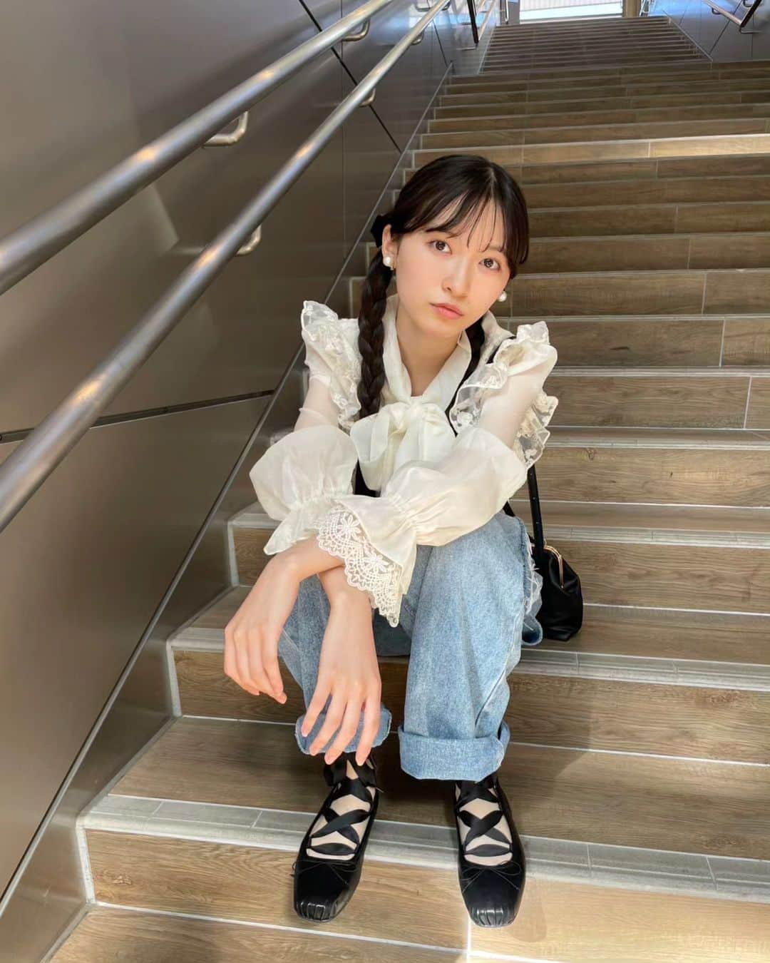 桧山ありすのインスタグラム：「ちょっと前の写真🫶🏻  最近秋冬物のお洋服や小物を買い集めています💗 でも気づいたら大好きなベビーピンクだらけに...笑 これからの季節ピンクのお洋服がたくさん出てくると思います！ お楽しみに😉  #桧山ありす #alice #jk #fjk #jk1 #07 #16歳 #三つ編み #bibiy #ベビーピンク」