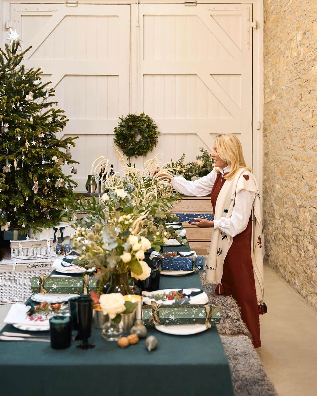 のインスタグラム：「Carole Bamford’s Christmas Edit 🎄  “After a busy year, I’m going to really cherish this Christmas period. Not just the celebrations, which are so important to me, but that pause – the time to slow down and be with my family. Thinking about presents is a big part of my preparations, so I’ve loved compiling the things I’d want to find under my tree this year or will be wrapping up for others.” – @carolebamford   Discover the edit via the link in bio 🤍  #bamford #giftguide #christmasgifts #christmasgifting」