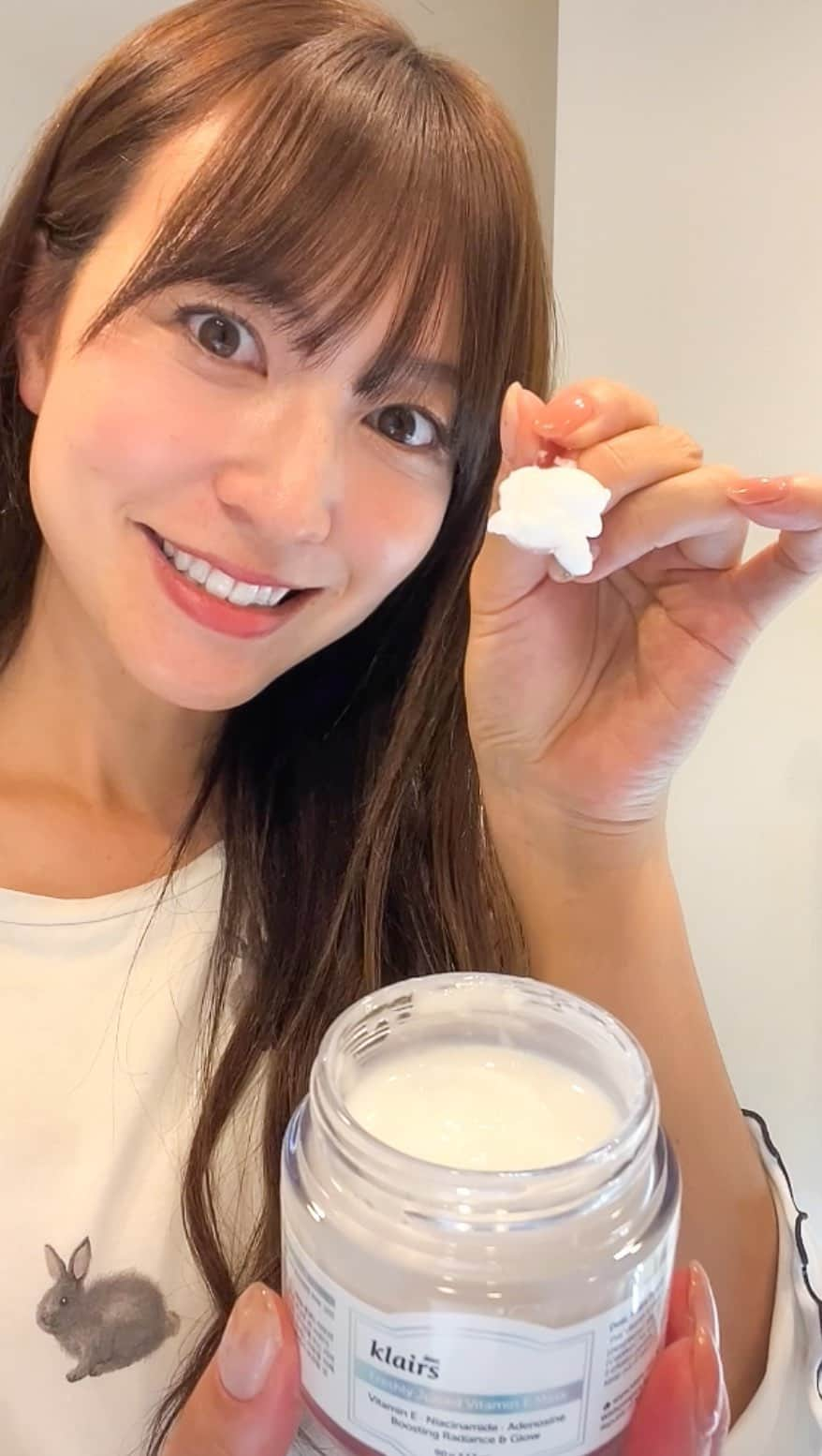 高沢奈苗のインスタグラム：「.  韓国コスメで有名なKlairs🤍 ぷるぷる杏仁豆腐？プリンのような美容クリーム  スリーピングパックとしても使えるんだけど、乾燥肌の私にとっては朝まで保湿が保たれていて助かってます✨🫧  韓国コスメ好きなので、これからも色々な物試してみたい💕✨  .  .  #PR #klairs #フレッシュリージュースドビタミンeマスク #スキンケア #韓国コスメ #クレアス # 保湿 #保湿クリーム ＃乾燥肌  #艶肌 #ナイトパック #美容お試しレポ」