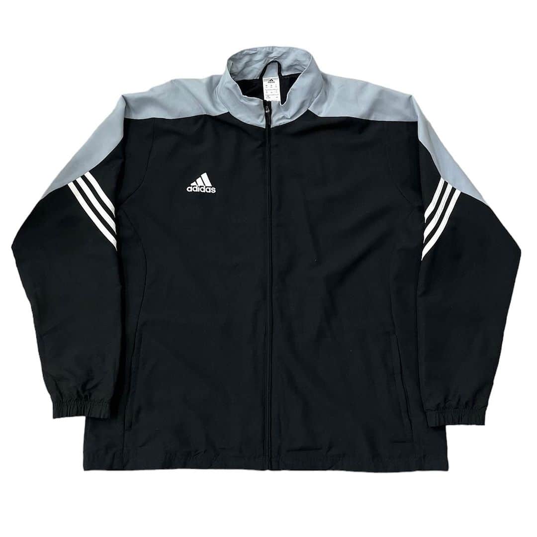 のインスタグラム：「adidas design track JKT 7000y+tax(7700)  adidas パフォーマンスロゴのトラックジャケット。 グレーと黒の2tone、腕に斜めに入る3ストライプスがお洒落です。 2XLでbig sizeのシルエットも◎  WEB SHOPに入荷しております。 是非ご覧ください。 jammru.com  #jammru#adidas #大阪古着屋#心斎橋古着屋#usedmix #osaka  #fashion  #streetstyle  #streetfashion  #vtg  #vintage  #used  #usedclothing  #古着 #古着屋 #ファッション #70s #80s #90s」