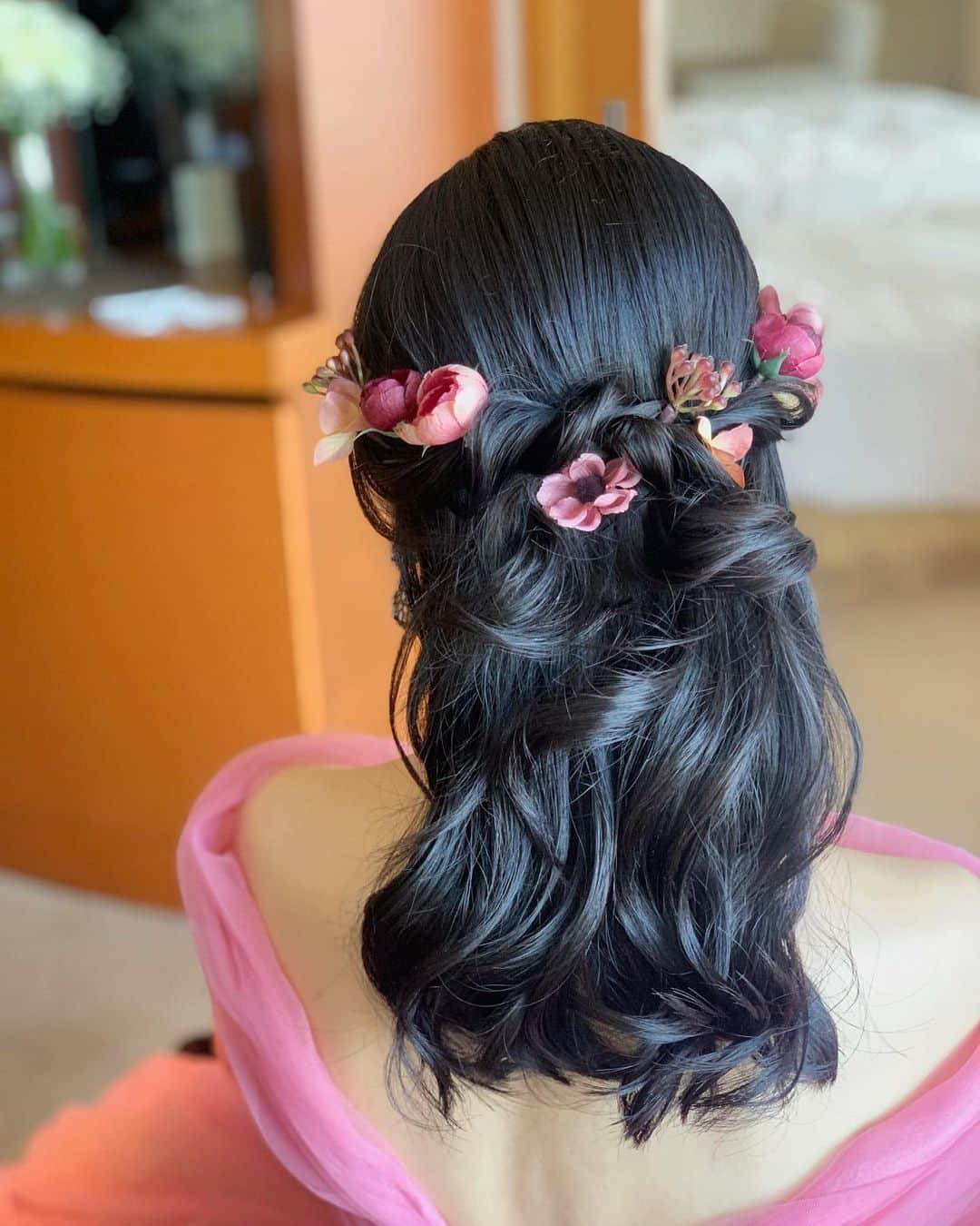 ウェディングヘアメイクルーチェのインスタグラム：「待ちに待ったウェディングday👰‍♀️  お気に入りのふんわりした ピンクドレスに合わせて  小花を散らして ハーフアップ上品アレンジ✨  💄　@wedding_luce #ルーチェNaomi  ルーチェからのサンクスプレゼント🕊️ ルーチェにて挙式ヘアメイクもしくは 撮影ヘアメイクをお申し込み花嫁さまへ アクセサリー2点レンタル&新郎さまメイク をプレゼントさせていただきます。  ※2023年12月末までに お申し込み花嫁さま対象 お申し込み時に「フォロワープレゼント」と お知らせくださいね🕊️  #ブライダルヘアメイク  #出張ヘアメイク #持ち込みヘアメイク #ウェディングヘアメイク #カラードレス #横浜ベイホテル東急」