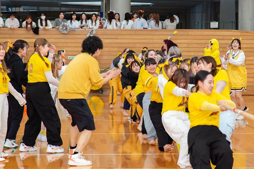 福岡ベルエポック美容専門学校さんのインスタグラム写真 - (福岡ベルエポック美容専門学校Instagram)「🏅ベルリンピック2023🏅  今年は全学年・全学科合同で開催されました！  ベルリンピック実行委員が企画した 美容障害物競争やダンシング玉入れ、 大玉転がし、綱引きなどの競技はもちろん！  ダンス部のパフォーマンスがあったり、 学科カラーで衣装を合わせたりと、 美容学生らしく可愛くかっこよく 全力でみんな楽しんでいました🥳✨  ベルリンピックの様子はハイライトからチェック❣️  後日、動画もアップするのでもうしばらくお待ちください！  #福岡ベル #福岡ベルエポック美容専門学校 #ベルエポック美容専門学校 #美容学生 #美容学校 #美容学生の日常 #美容専門学校 #体育祭 #運動会 #スポフェス #ベルリンピック #青春 #アオハル #思い出 #美容師 #ヘアメイク #メイク #ネイル #ファッション #体育祭ヘアセット #福岡 #天神 #博多 #fukuoka」11月9日 17時38分 - fukuoka_belle