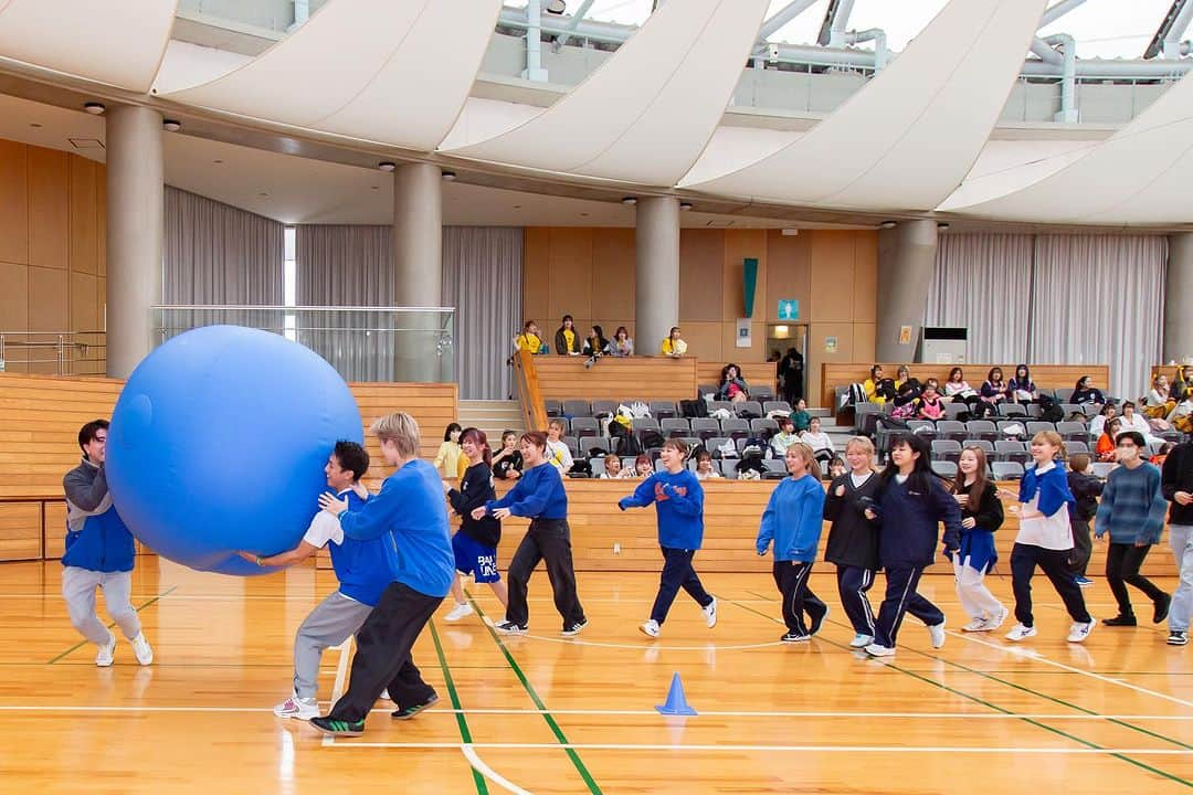 福岡ベルエポック美容専門学校さんのインスタグラム写真 - (福岡ベルエポック美容専門学校Instagram)「🏅ベルリンピック2023🏅  今年は全学年・全学科合同で開催されました！  ベルリンピック実行委員が企画した 美容障害物競争やダンシング玉入れ、 大玉転がし、綱引きなどの競技はもちろん！  ダンス部のパフォーマンスがあったり、 学科カラーで衣装を合わせたりと、 美容学生らしく可愛くかっこよく 全力でみんな楽しんでいました🥳✨  ベルリンピックの様子はハイライトからチェック❣️  後日、動画もアップするのでもうしばらくお待ちください！  #福岡ベル #福岡ベルエポック美容専門学校 #ベルエポック美容専門学校 #美容学生 #美容学校 #美容学生の日常 #美容専門学校 #体育祭 #運動会 #スポフェス #ベルリンピック #青春 #アオハル #思い出 #美容師 #ヘアメイク #メイク #ネイル #ファッション #体育祭ヘアセット #福岡 #天神 #博多 #fukuoka」11月9日 17時38分 - fukuoka_belle