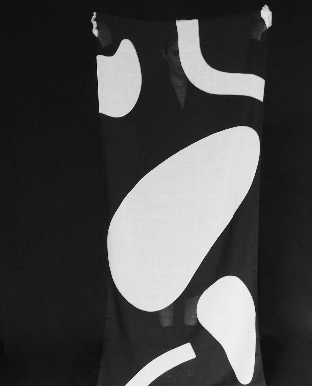 ヨウジヤマモトさんのインスタグラム写真 - (ヨウジヤマモトInstagram)「@ys_theofficial: Y's HANA-HIRAKU──⁠ ⁠ 画家・猪熊弦一郎氏により、三越の包装紙の図案として制作された「華ひらく」。現在まで愛され続ける、アイコニックで象徴的なモチーフが「黒」の世界に落とし込まれ、鮮やかな「華ひらく」をワイズ・ブラックで表現。⁠4月に第一弾が発表された「華ひらく」とY'sの二度目の共作で生まれた特別なコレクション。⁠ ⁠ #日本橋三越 本店 本館1F ステージ1⁠ 2023年11月14日火曜日まで⁠ ⁠ #華ひらく #三越⁠ #Ys⁠ #YohjiYamamoto⁠」11月9日 17時38分 - yohjiyamamotoinc