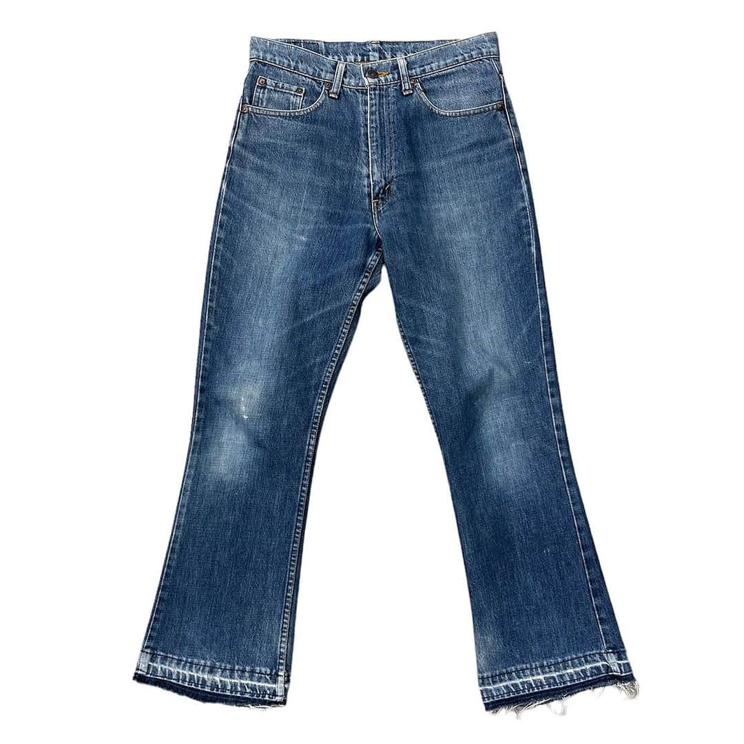 のインスタグラム：「LEVI'S 557 flare denim pants 6800y+tax(7480)  リーバイス定番のブーツカット517とは違い、ハイウエストで裾の広がりも大きく、どちらかといえば646に近い特徴の557。  デニムの雰囲気も色落ちもよい1本。 裾はステッチがほどかれ、ダメージなどもありますがそれが良い雰囲気だと思います。  WEB SHOPに入荷しております。 是非ご覧ください。 jammru.com  #jammru#levis#levis557 #大阪古着屋#心斎橋古着屋#usedmix #osaka  #fashion  #streetstyle  #streetfashion  #vtg  #vintage  #used  #usedclothing  #古着 #古着屋 #ファッション #70s #80s #90s」
