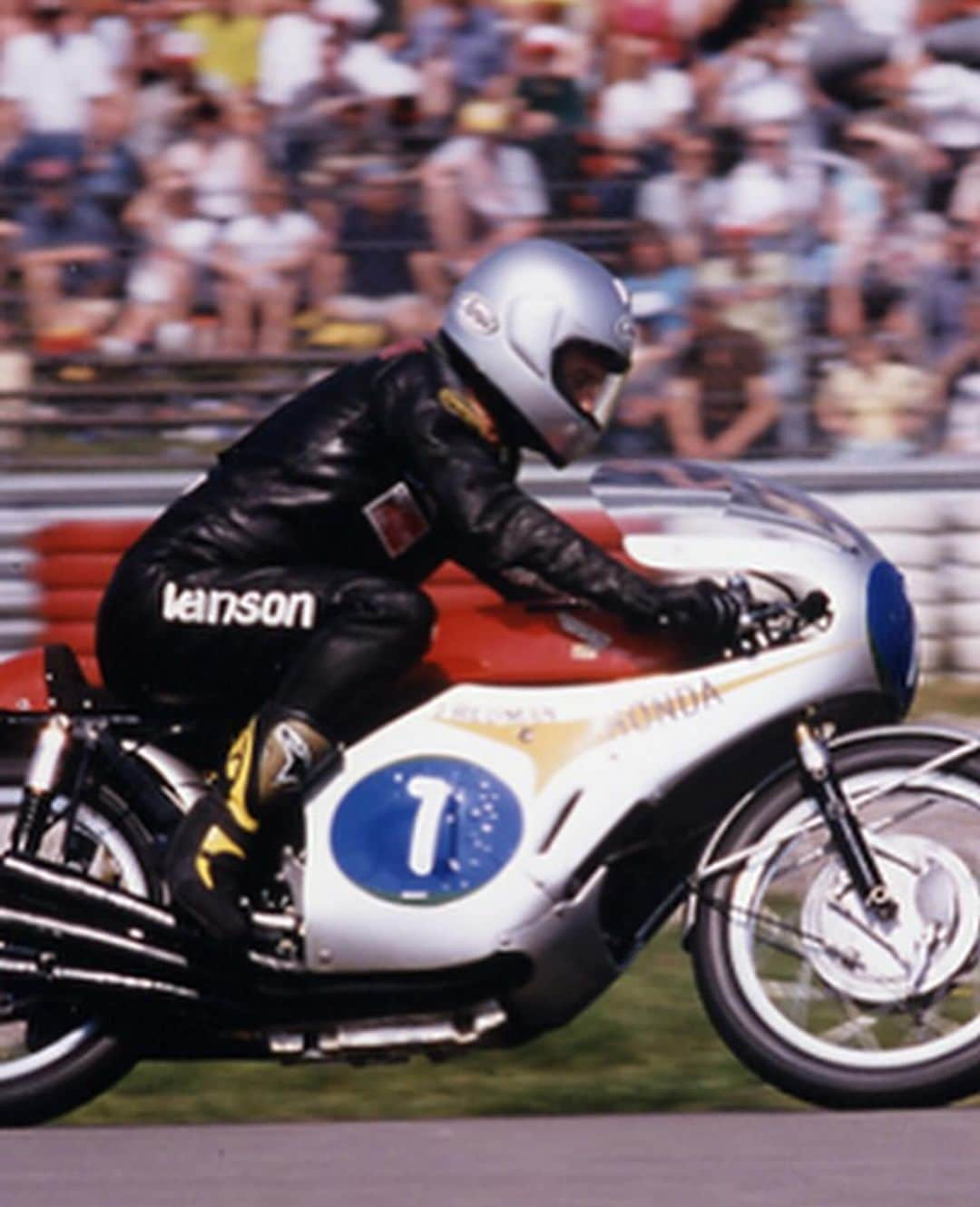 バンソンのインスタグラム：「Throwback of six time world champion and @teamobsolete rider Jim Redman. #tbt #vansonleathers」