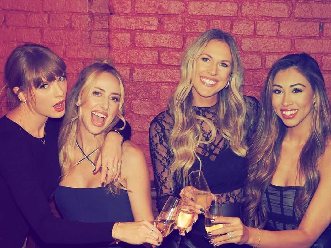 Cosmopolitanのインスタグラム：「Ever since she started dating Travis Kelce, Taylor Swift has been spending a ton of time with Brittany Mahomes...and it looks like Brittany and the whole Chiefs crew are getting along swimmingly with Taylor (and her celeb pals!). More deets on Taylor's blended friendship/family situation at the link in bio.  #rg @brittanylynne」