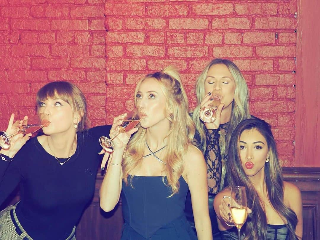 Cosmopolitanさんのインスタグラム写真 - (CosmopolitanInstagram)「Ever since she started dating Travis Kelce, Taylor Swift has been spending a ton of time with Brittany Mahomes...and it looks like Brittany and the whole Chiefs crew are getting along swimmingly with Taylor (and her celeb pals!). More deets on Taylor's blended friendship/family situation at the link in bio.  #rg @brittanylynne」11月10日 5時01分 - cosmopolitan