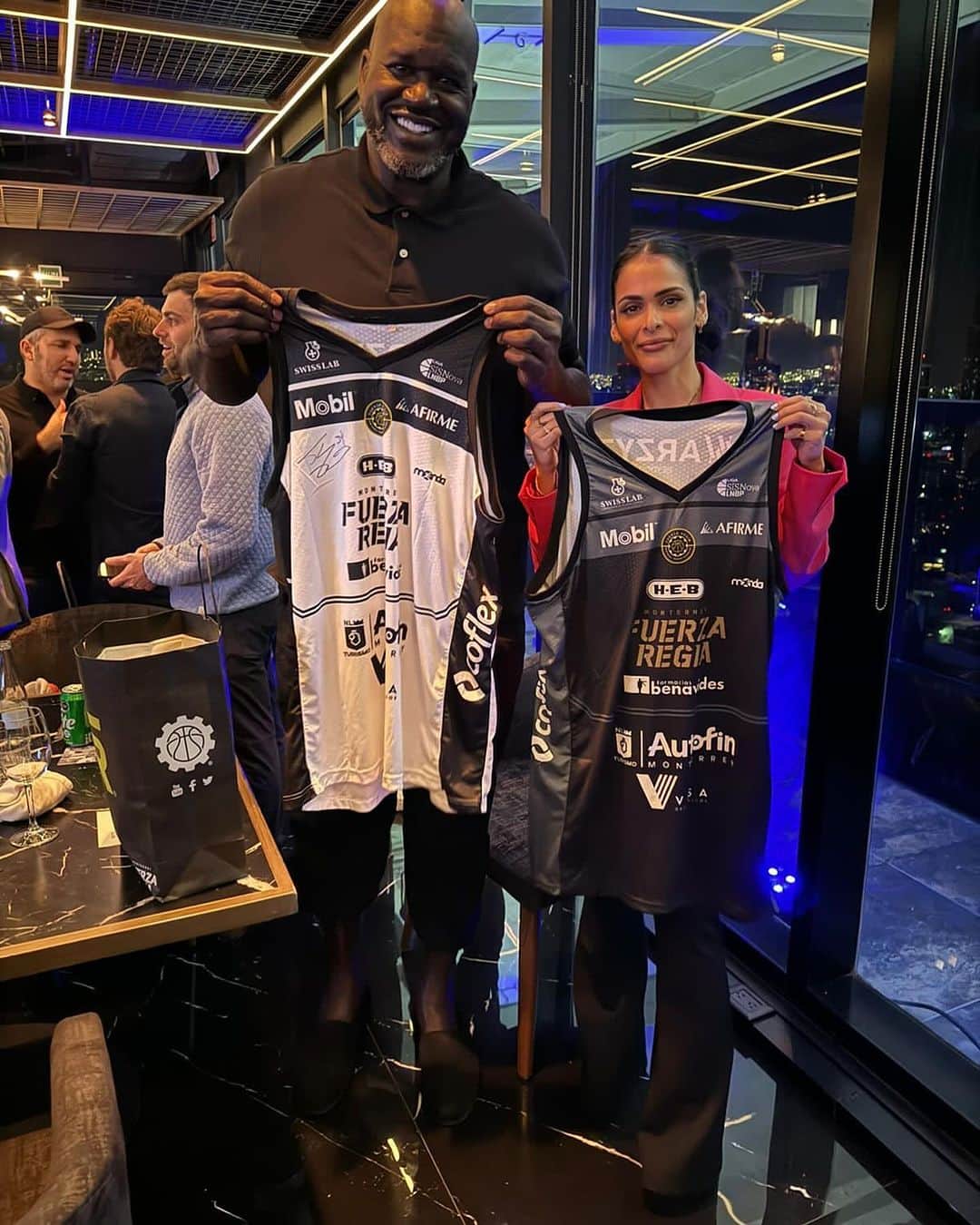 のインスタグラム：「😎 @shaq está listo para apoyar a @fuerzaregia en los #Playoffs2023 🔥🏀  La leyenda de la @nba luciendo orgullosamente nuestros colores en su visita a Monterrey 🇲🇽  ¡Bienvenido Shaq, te esperamos en La Fortaleza! 👊🏻  #TodosSomosFuerza 🟡⚫️」