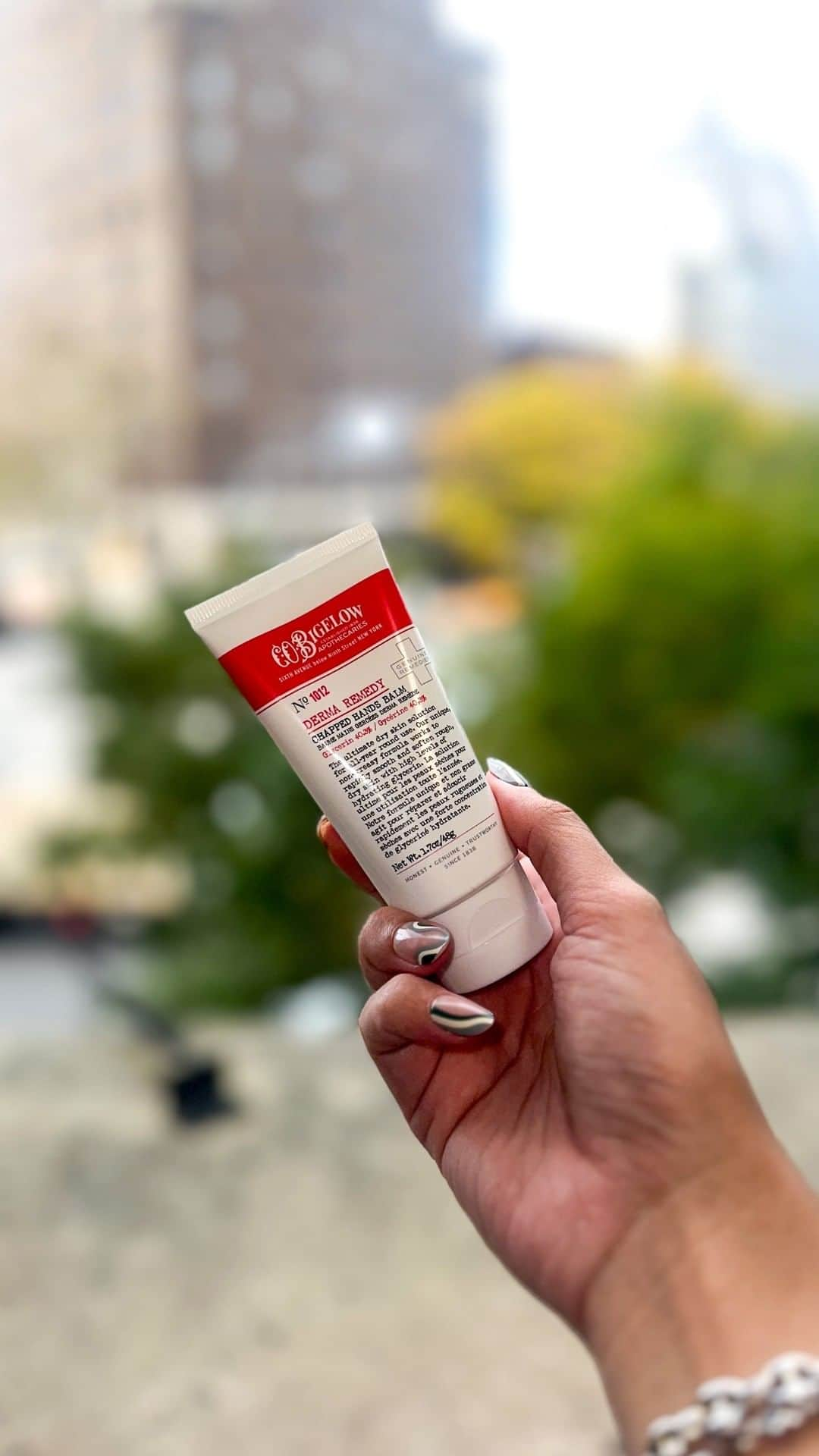 C.O. Bigelowのインスタグラム：「Wrap your hands in the protection of Chapped Hands Balm! 🧤The non-greasy formula is packed with hydrating glycerin for soft, supple skin. ✨ It not only moisturizes but also protects against future chapping in harsh conditions. 🌿💧」