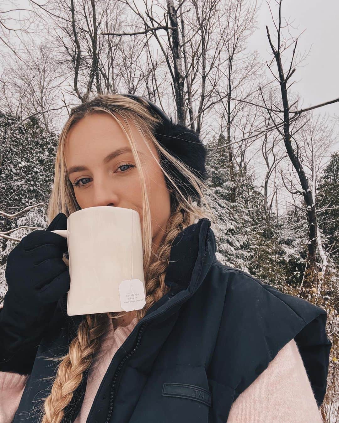 Kalyn Nicholsonさんのインスタグラム写真 - (Kalyn NicholsonInstagram)「If the earth laughs in flowers (the quote on my tea), then it sings in snowflakes.   I swear there’s an extra dose of magic in the air anytime trees are covered in snow.」11月10日 3時04分 - kalynnicholson13
