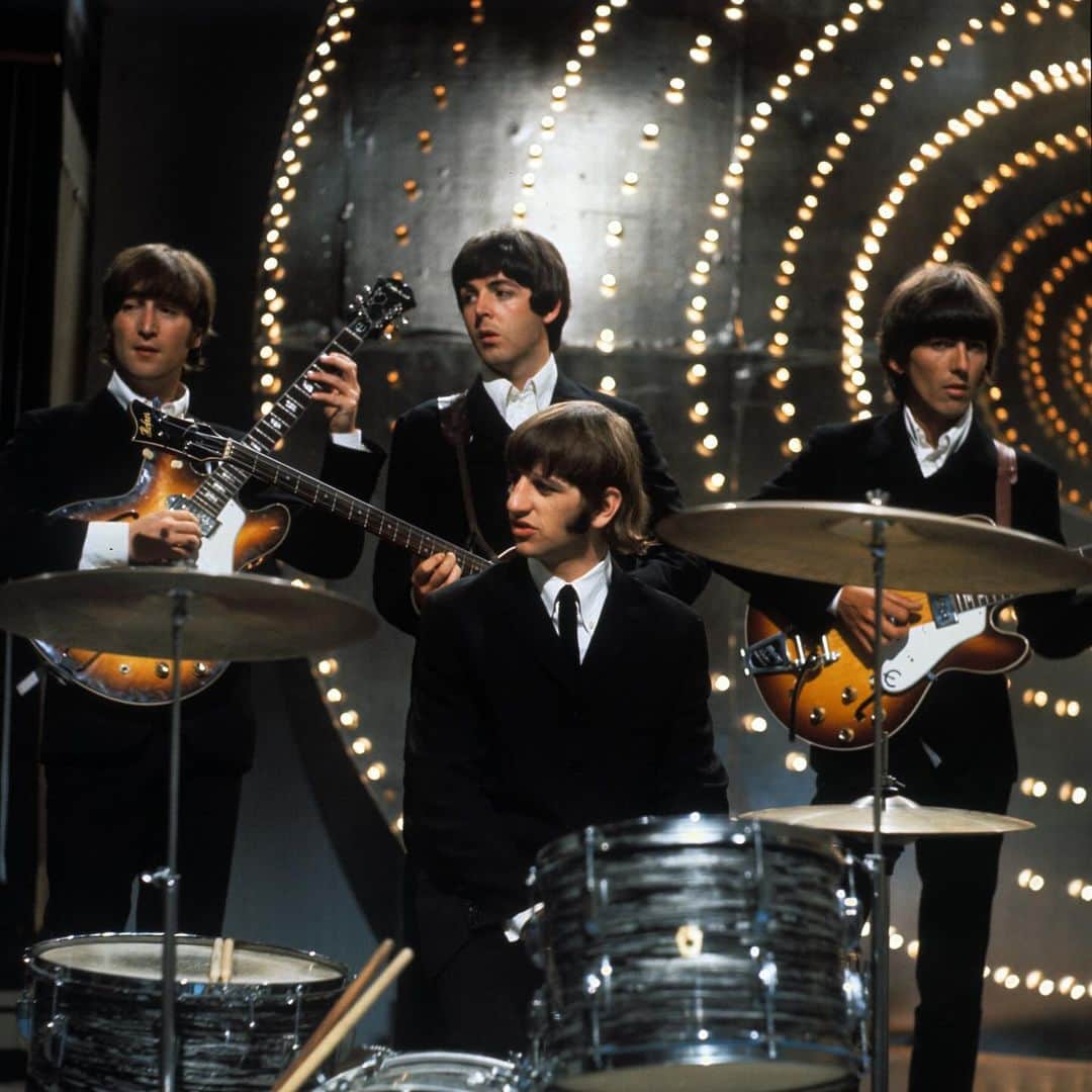のインスタグラム：「Pre-order 'The Beatles 1962-1966 (2023 Edition)' Red Album and 'The Beatles 1967-1970 (2023 Edition)' Blue Album on @amazonmusic today! Albums available as 2CD sets, 3LP sets, or a combined 6LP box.  Photo © Apple Corps Ltd」