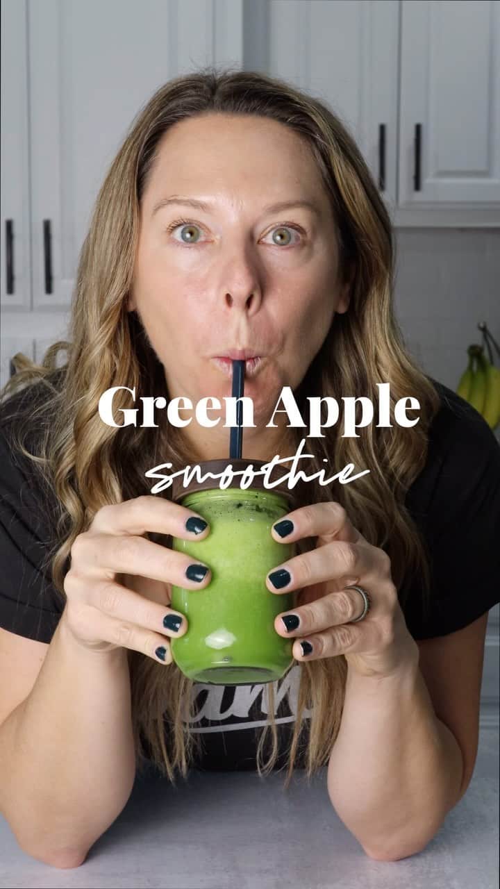 Simple Green Smoothiesのインスタグラム：「This GREEN APPLE SMOOTHIE 🍏 🥬 🥑 is a nice change from my typical tropical blend. Plus, it’s PACKED with fiber, which is great for your digestive system 💩 and helps get that glowing skin ✨. Fiber also keeps you feeling full longer (great for weight loss) and slows down the absorption of sugar into your blood stream. What’s not to love?! Let’s blend! ⁣. Comment RECIPE if you want me to DM you the Green Apple Smoothie recipe. . #smoothierecipes #easyrecipes #guthealth #apple #smoothieideas #fallsmoothies #fiberrecipe #greensmoothiechallenge #skincare #skincareroutine」