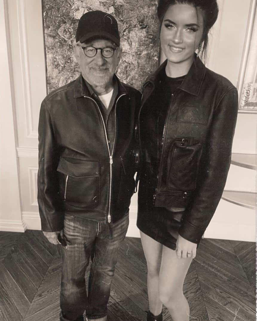 アンジェリーナ・ジョーダンのインスタグラム：「Growing up with your legendary movies Steven Spielberg, and having no idea, one day I would be singing for you. Truly so honored❤️」