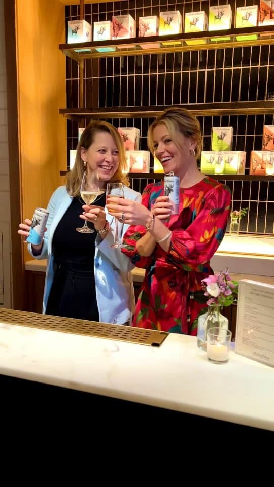 エリザベス・バンクスのインスタグラム：「NY nights just hit different ❤️🗽Chief Creative Officer @elizabethbanks and CEO & Co-Founder @mariankleitner hosted an intimate dinner with our favorite industry friends to taste @archeroosewines and enjoy delicious bites from @chefjgv. Thank you to everyone who joined us! It was such so much fun to share our story and introduce you to our wines. 🍷」