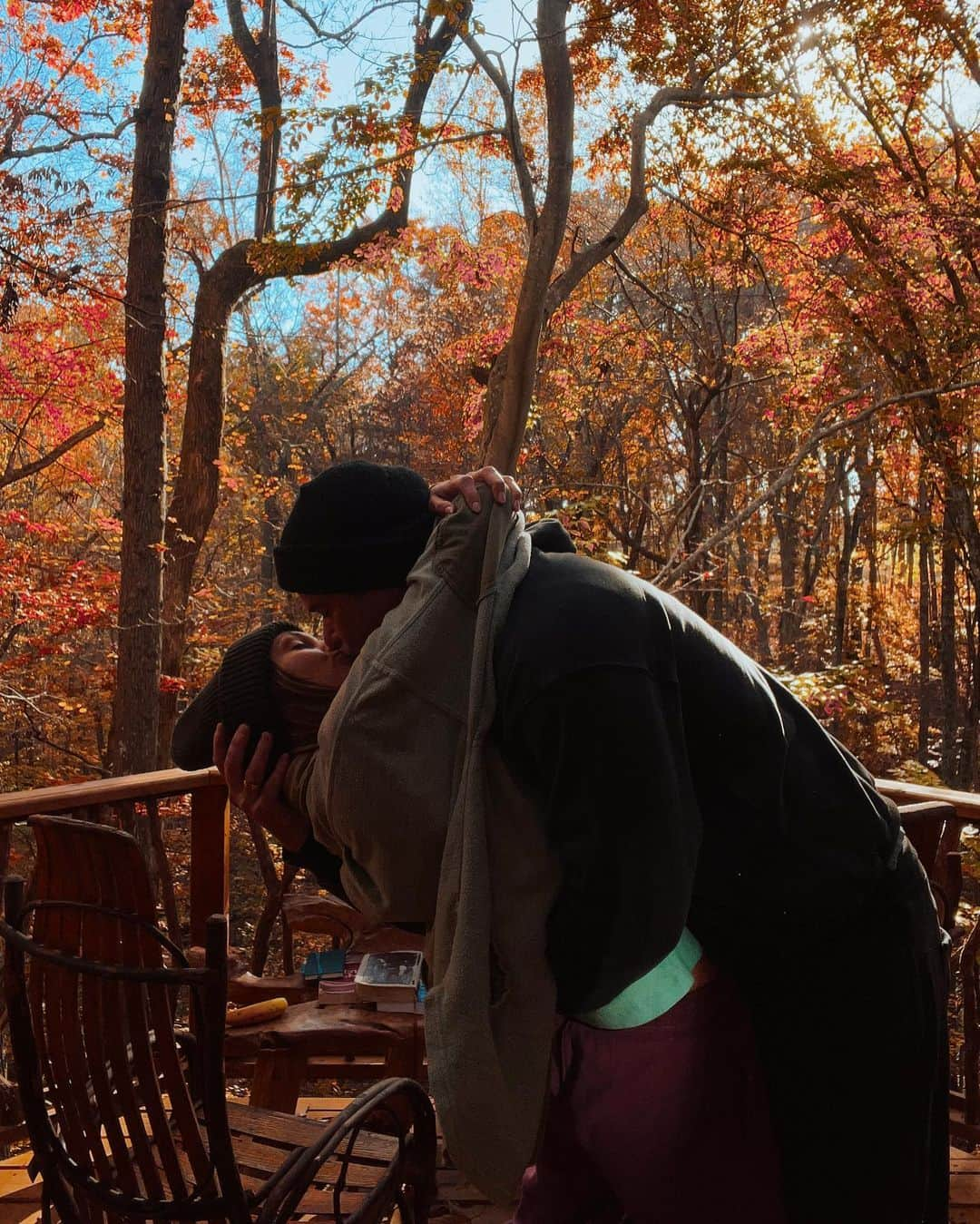 ケラン・ラッツのインスタグラム：「I’ll never stop falling for you baby 🥰🤎🍁🍂  Had the sweetest little staycation celebrating our 6th anniversary. This treehouse was SO beautiful and the perfect place to getaway and reflect on last year and pray into/make plans and goals for year 7.   There’s no one on the planet I’d rather grow and build with than the one I got. 🥰」