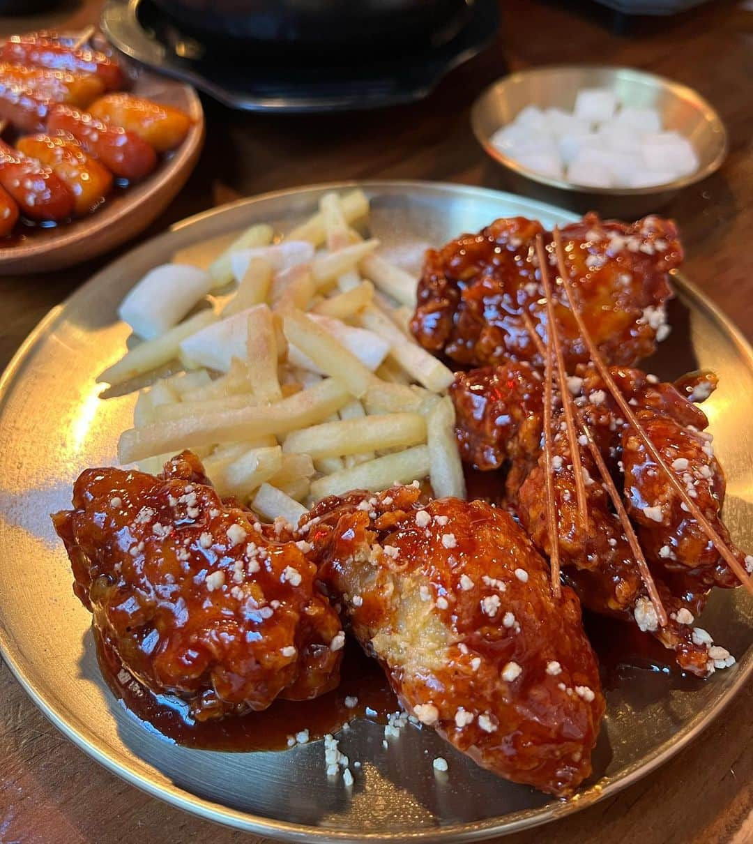 森カノンさんのインスタグラム写真 - (森カノンInstagram)「🇰🇷🍗🦐🍲 新大久保のイケメン通りにある カントンの思い出でランチしてきたよ🍴  エビチーズサムギョプサルが人気で とっても美味しかったしヤンニョムチキンも テールスープも頼んだもの全部美味しくて最高🤎  PR @kantonnoomoide_official #カントンの思い出 #韓国料理屋 #新大久保韓国料理 #新大久保グルメ #新宿区グルメ #イケメン通り」11月10日 3時22分 - mkanon211