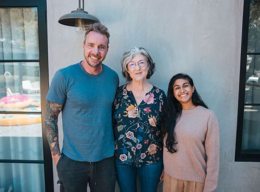 ダックス・シェパードのインスタグラム：「She’s here!!! Pulitzer Prize winner @barbara.kingsolver She’s my favorite fiction writer. Author of my favorite book of the year, Demon Copperhead. And she’s EVEN BETTER than her writing. We loved her so much :) @armchairexppod @spotifypodcasts」