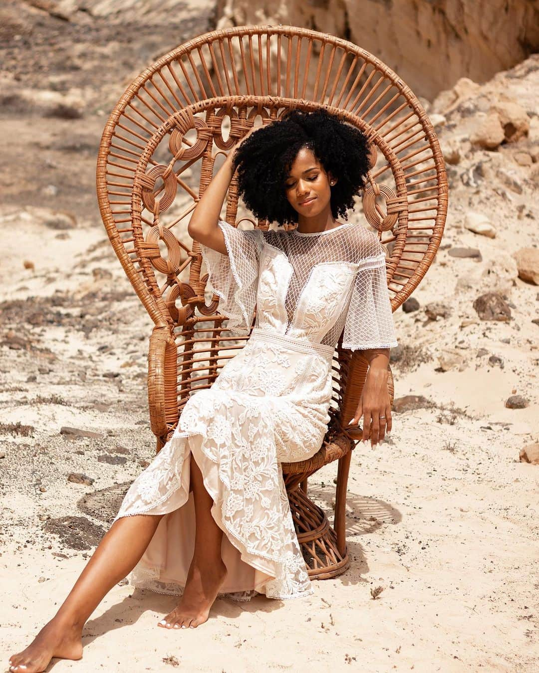 タダシショージのインスタグラム：「Making memories in white💍  Photography by @deboramelicio  Model @rayana_fortes   #bridalgowns #bridalcollection #newbridalcollection #desertbride #capeverdewedding」