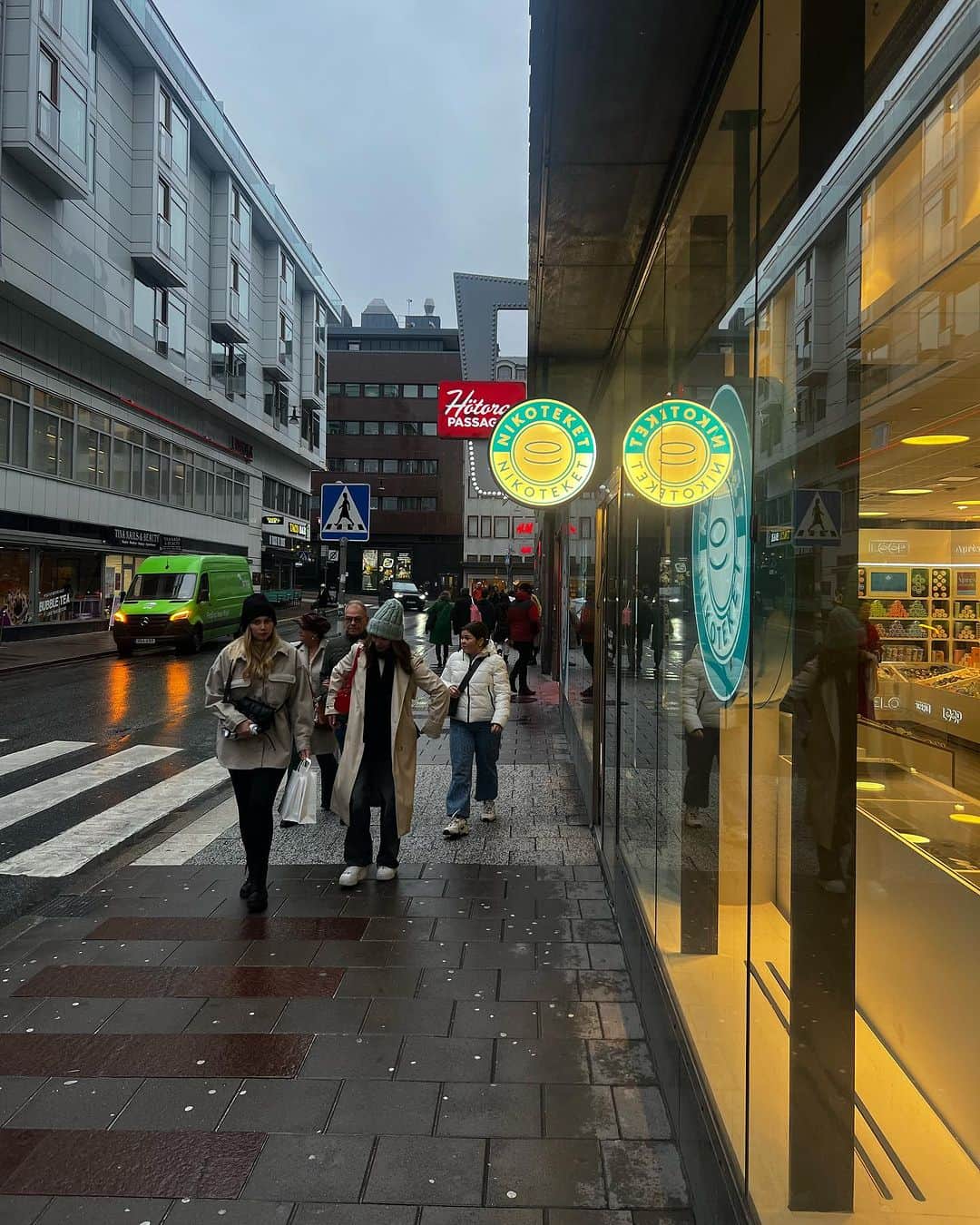 佐々木明さんのインスタグラム写真 - (佐々木明Instagram)「Stockholm,Sweden🇸🇪  Nordic/Scandinavia design in buildings, dishes, and home appliances is always stylish and inspires me. It is also very popular in Japan.  ストックホルム全体がとてもスタイリッシュでした。 ヨーロッパ内では車の移動が多いのでいつも駐車場事情で行く場所が変わってきたりしますがストックホルムはパーキングも沢山あり街の中で困る事もほぼありませんでした。  北欧は何度訪れてもデザインが兎に角洗練されていて ライトひとつ見るだけでも楽しい時間になりますね。  オーストリアから運転してデンマークのコペンハーゲンに一泊 翌朝6:00に出発するとちょうどお昼を回った頃にストックホルムを通過するので、時間が合えば寄ってみようと思ってました。 スウェーデンはバルト海と一応海ではあるんですけど普通の海の5分の1ほどの海水濃度でシーフード料理にも興味がありました。  北欧のイメージはスープと言うイメージがあったので 地元の人が集まりそうな場所を探し入ってみましたが これがとても美味しいスープに出会えて気に入りました。  こう言う体験を積み重ねられるうちにたくさん積み重ねたいです  #sweden #stockholm #scabdinaviandesign」11月10日 3時34分 - akiraexploring