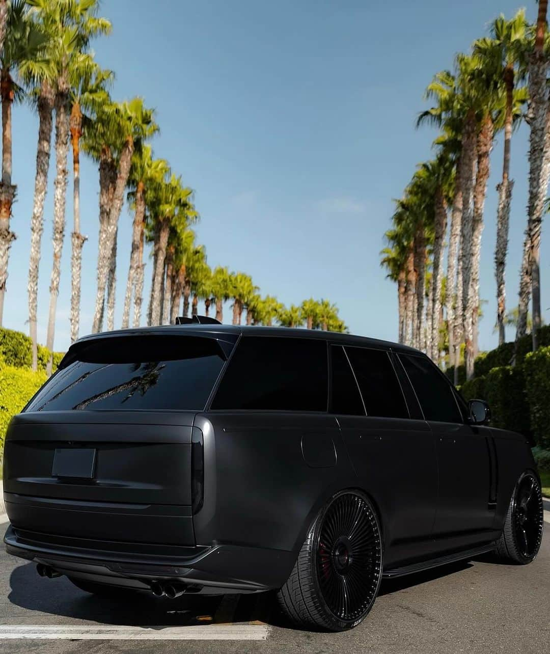 CARLiFESTYLEさんのインスタグラム写真 - (CARLiFESTYLEInstagram)「All black Range Rover on @velosdesignwerks wheels. @giotraining #carlifestyle #rangerover #landrover」11月10日 3時34分 - carlifestyle