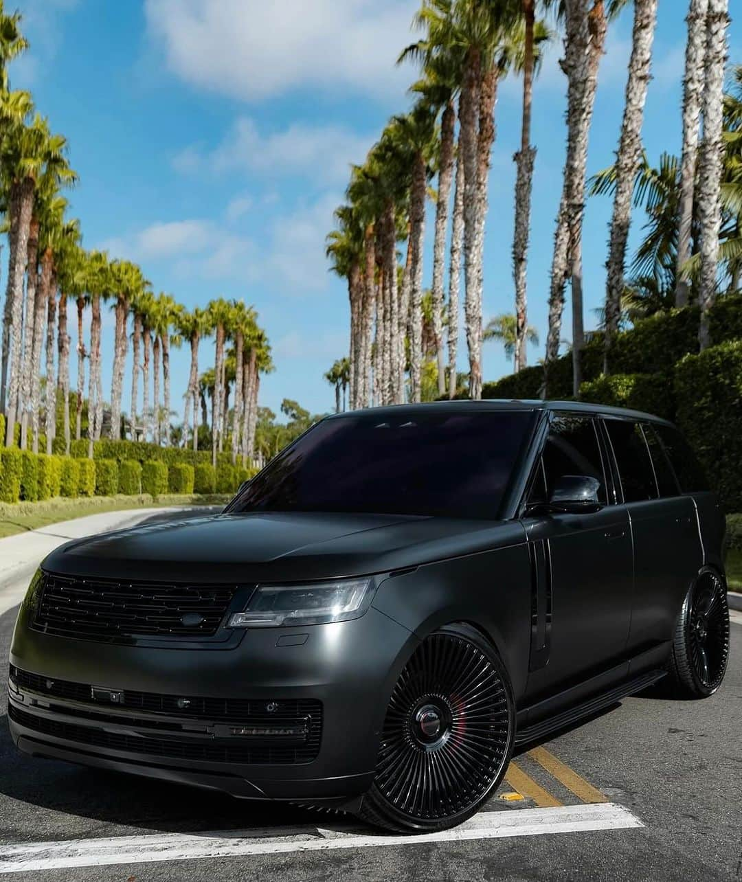 CARLiFESTYLEさんのインスタグラム写真 - (CARLiFESTYLEInstagram)「All black Range Rover on @velosdesignwerks wheels. @giotraining #carlifestyle #rangerover #landrover」11月10日 3時34分 - carlifestyle