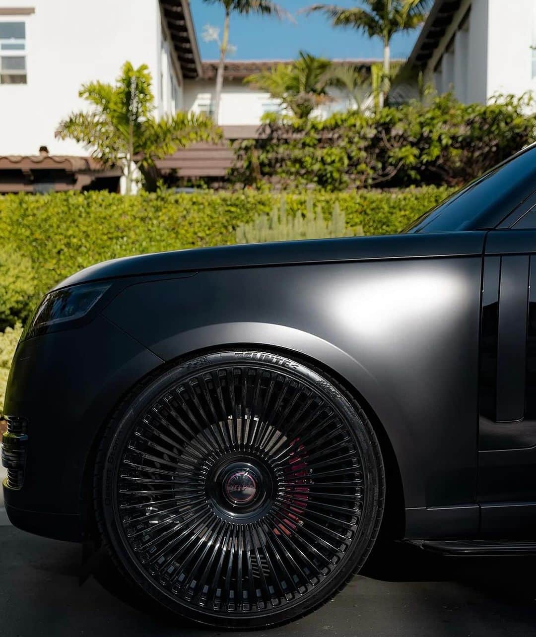 CARLiFESTYLEさんのインスタグラム写真 - (CARLiFESTYLEInstagram)「All black Range Rover on @velosdesignwerks wheels. @giotraining #carlifestyle #rangerover #landrover」11月10日 3時34分 - carlifestyle