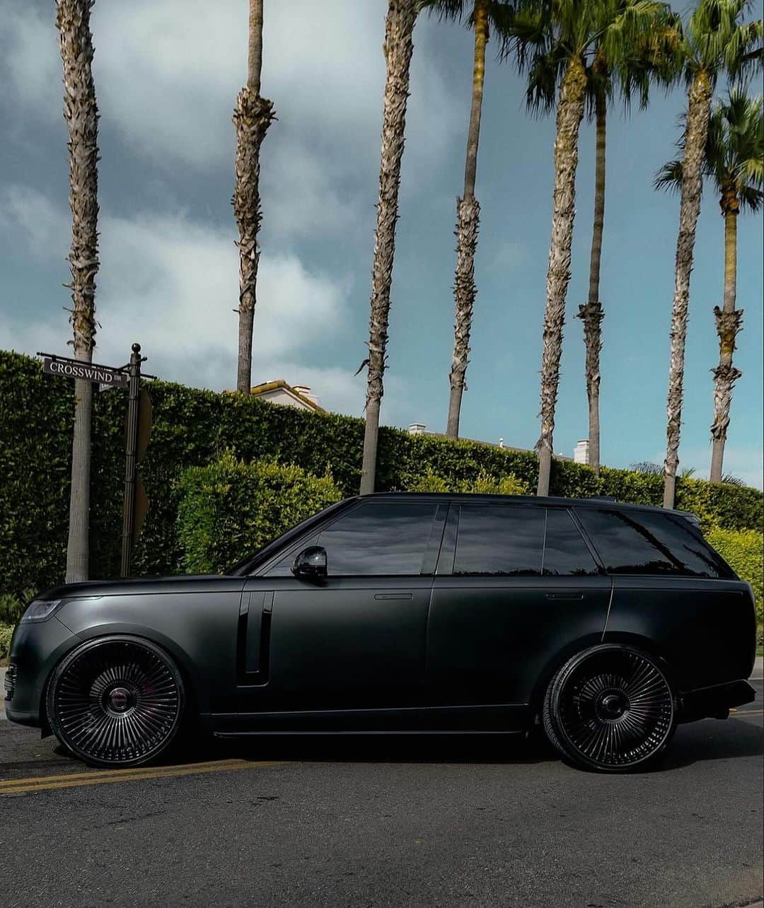 CARLiFESTYLEのインスタグラム：「All black Range Rover on @velosdesignwerks wheels. @giotraining #carlifestyle #rangerover #landrover」