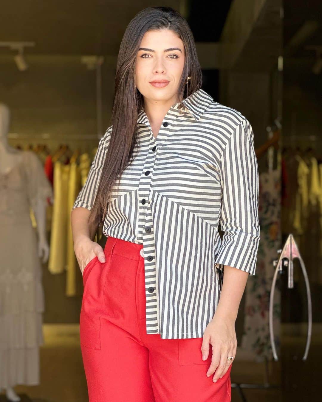 DECÊNCIAのインスタグラム：「Uma volta no showroom e eu já saio cheia de escolhas para o meu final de semana!  A versatilidade da calça vermelha para combinar com diversas blusas é minha favorita na hora de montar a mala prática e pequena para o final de semana!   100% vestida sempre de Decência ❤️」