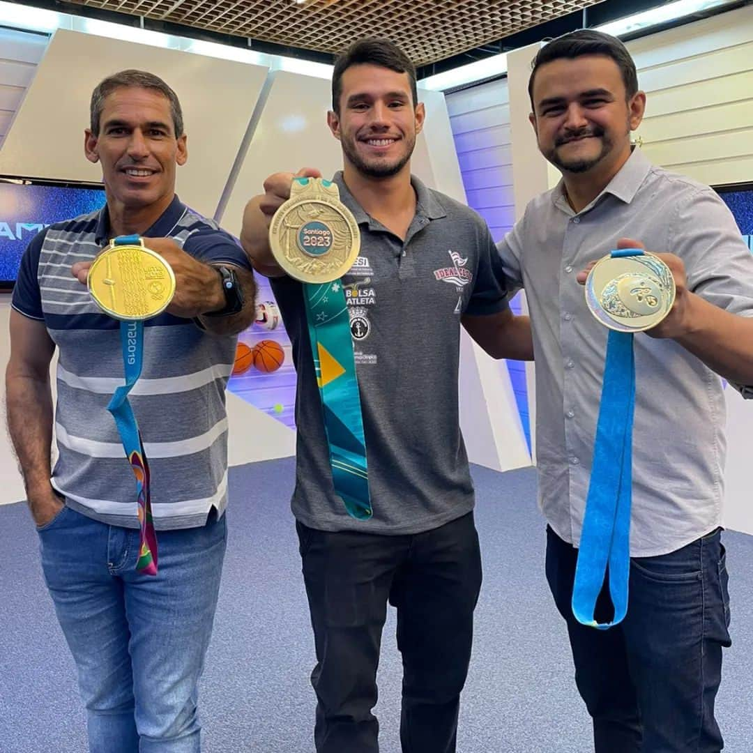 ルイス・アルタミル・メロのインスタグラム：「🥇🥇🥇 3 MEDALHAS DE OURO EM JOGOS PAN-AMERICANOS: tem que respeitar esse cara, @luizaltamir96! Dias após voltar do Pan de Santiago, o nadador deu entrevista ao Camisa 8 falando de sua mais recente conquista: o tricampeonato com a equipe do revezamento 4x200.   A entrevista vai ao ar no programa Camisa 8 deste domingo (12), às 9h30min, na TV Cidade (Canal 8.1). Também é possível assistir pelo Youtube do Camisa 8. #LuizAltamir #Natação #Ouro #Tricampeão #PanDeSantiago」