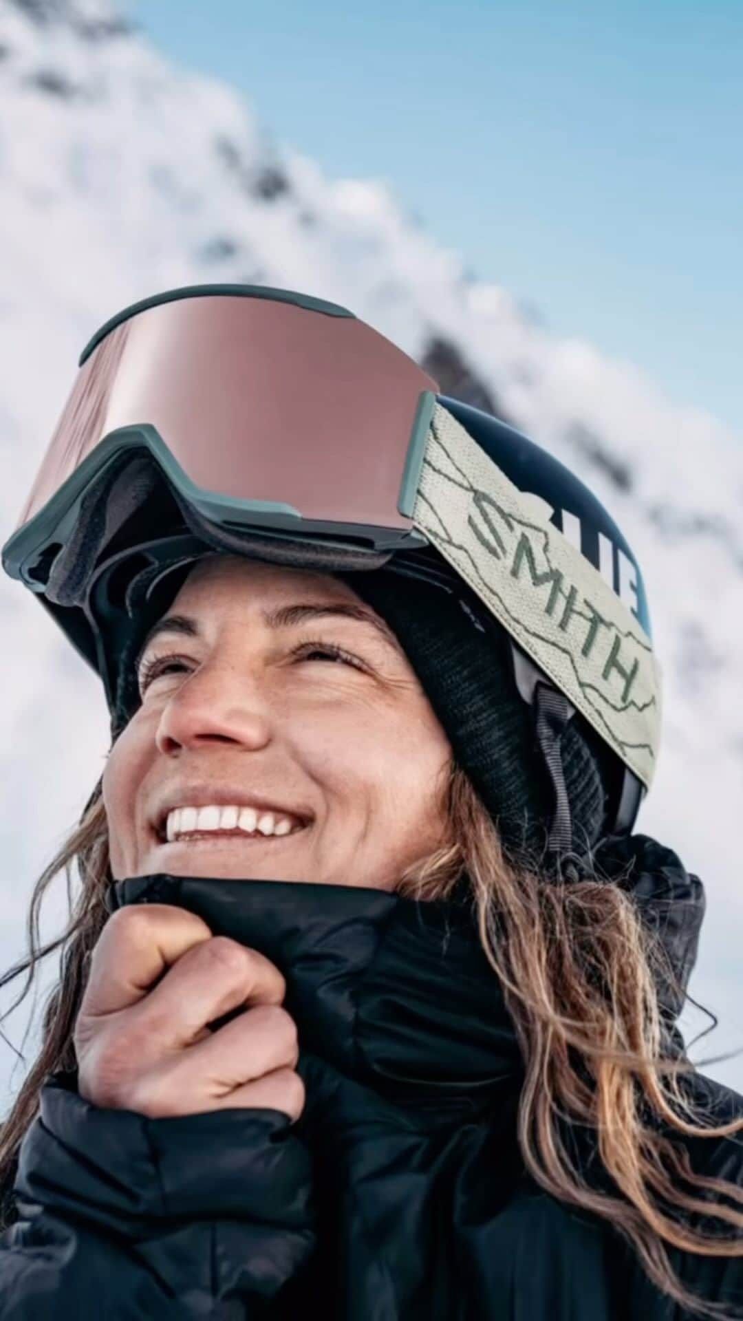Smithのインスタグラム：「Honored to be launching a @smithoptics signature goggle!!! 💫 ~~~~~~~~ The design is centered around the idea of “home” being where you feel your truest self.  For me that is in the mountains. There’s nothing quite like the feeling of looking out over a vast mountainscape. Layers of peaks reaching out into the horizon, making you feel small and insignificant, yet connected at the same time. This simple mountainscape capped off by a setting moon and rising sun bring my imagination straight to my happy place; perched deep in the mountains looking out over the horizon.  Home amongst it all. 🏔️ ❄️ ☀️ 🌙  ~ NOW AVAILABLE ~ LINK IN BIO ~  #WeRunCold」