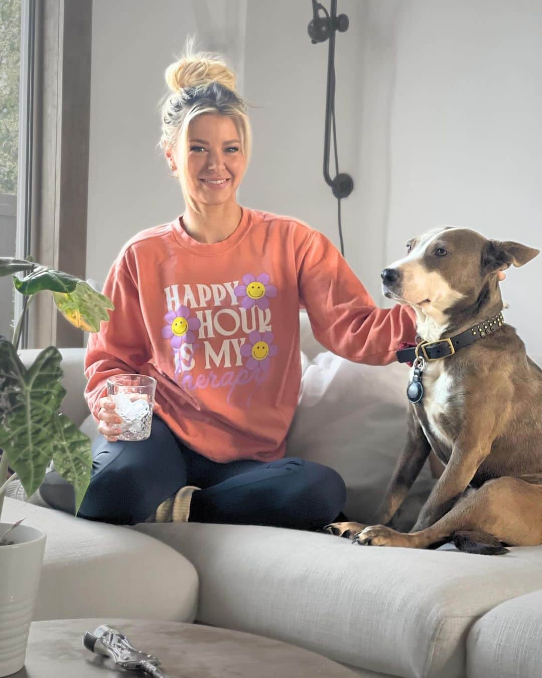 アリアナ・マディックスのインスタグラム：「This has been an insane year and it's not over yet! I’m about to go on tour to celebrate the release of my book and I'd love to kick back with you first (maybe Mya too) and test out some of my favorite cocktail recipes. I'm hosting a Cocktail Night In on @airbnb and I'd love for you to be there to make some drinks and toast to an incredible year. It will be an intimate night and only a few spots are available to book - best part is that 100% of the ticket fee goes to charity! Click the link in my bio to check it out. #airbnbpartner」