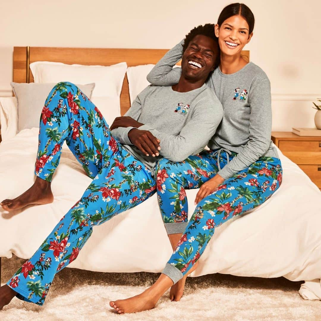 トミー バハマさんのインスタグラム写真 - (トミー バハマInstagram)「All for fun & fun for all! It's the most wonderful time of the year... for matching Disney pajamas the whole family will love!」11月10日 3時37分 - tbahama