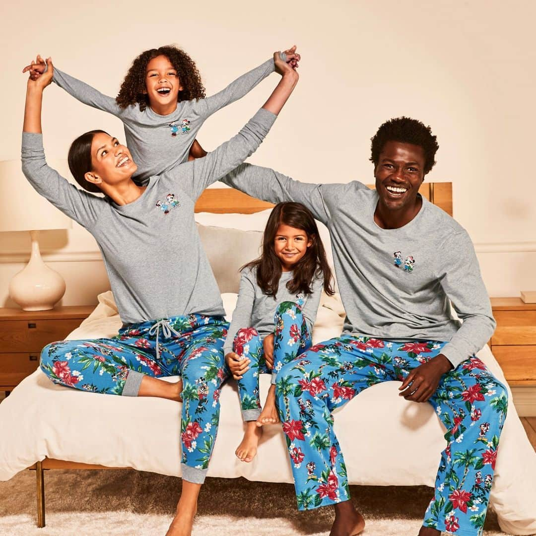 トミー バハマのインスタグラム：「All for fun & fun for all! It's the most wonderful time of the year... for matching Disney pajamas the whole family will love!」