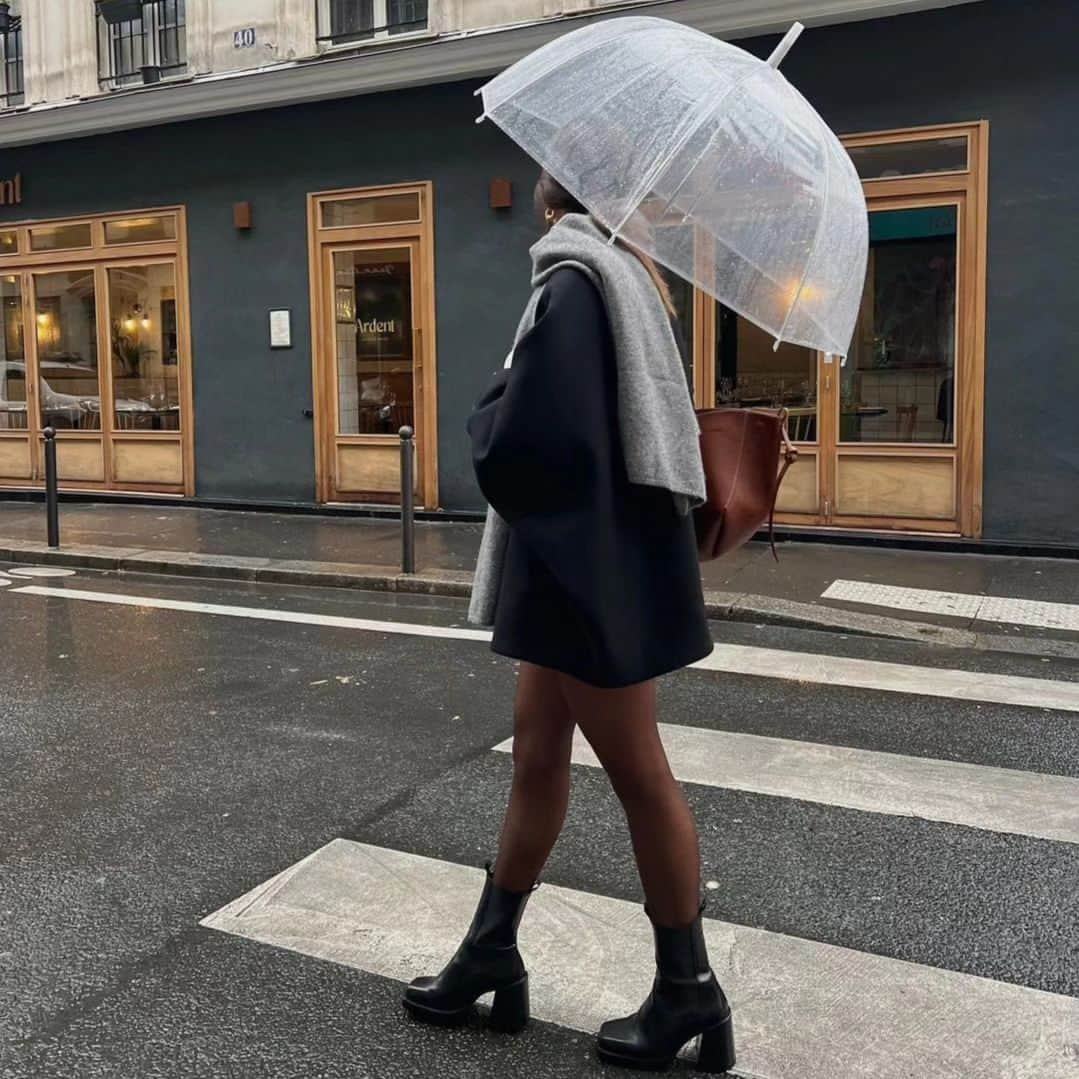 Margarida Corceiroのインスタグラム：「Chapéu de chuva, sobretudo impermeável e galochas, são itens imprescindíveis quando se tem de enfrentar um dia de chuva. Embora, à primeira vista, pareçam sem graça e não prometam um look com muito estilo, a verdade é que a oferta é tão variada que só não estará na moda se não quiser.   Dos clássicos aos itens mais irreverentes, descubra as nossas sugestões para os dias de chuva em luxwoman.pt ☔️  #luxwoman #chuva #moda #shopping  📷 @camilleclnt」