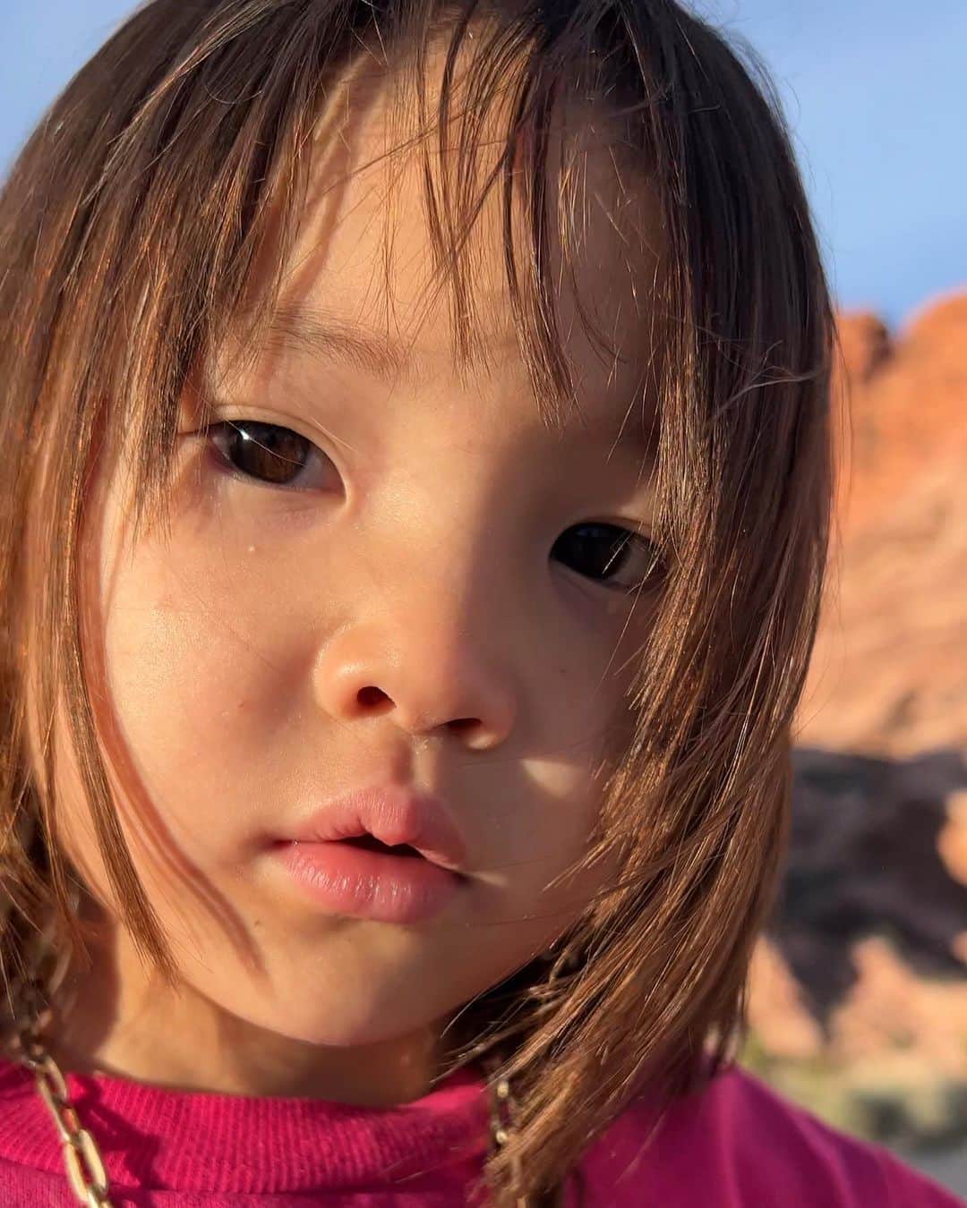 高松チェルシーリナのインスタグラム：「プリプリの唇にブラウンの髪の毛💋☀️ . #3歳女の子#アメリカ生活#redrockcanyon#lasvegas#ラスベガス在住」