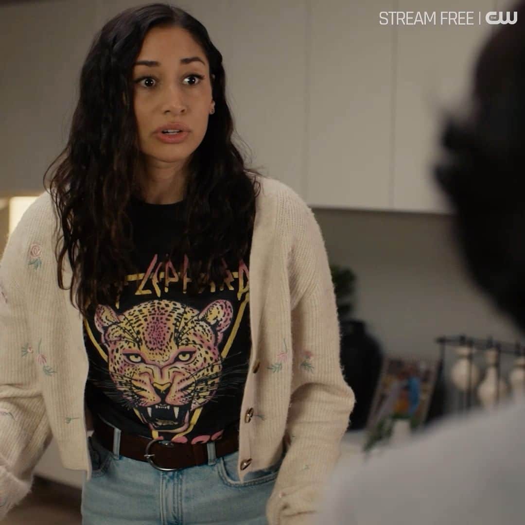 The CWのインスタグラム：「When your mom can only describe people through roasts. A new episode of #ChildrenRuinEverything airs TONIGHT at 9/8c. Stream free tomorrow only on The CW!」